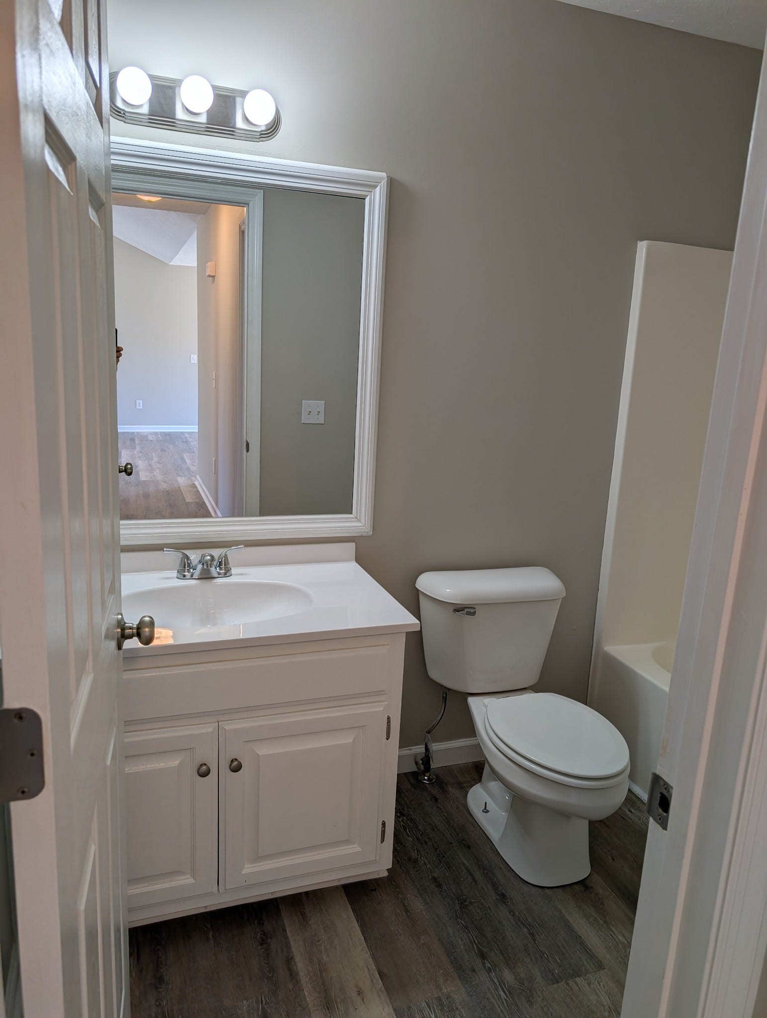 2530 Midland Rd, Shelbyville, TN 37160 Hall Bath 1