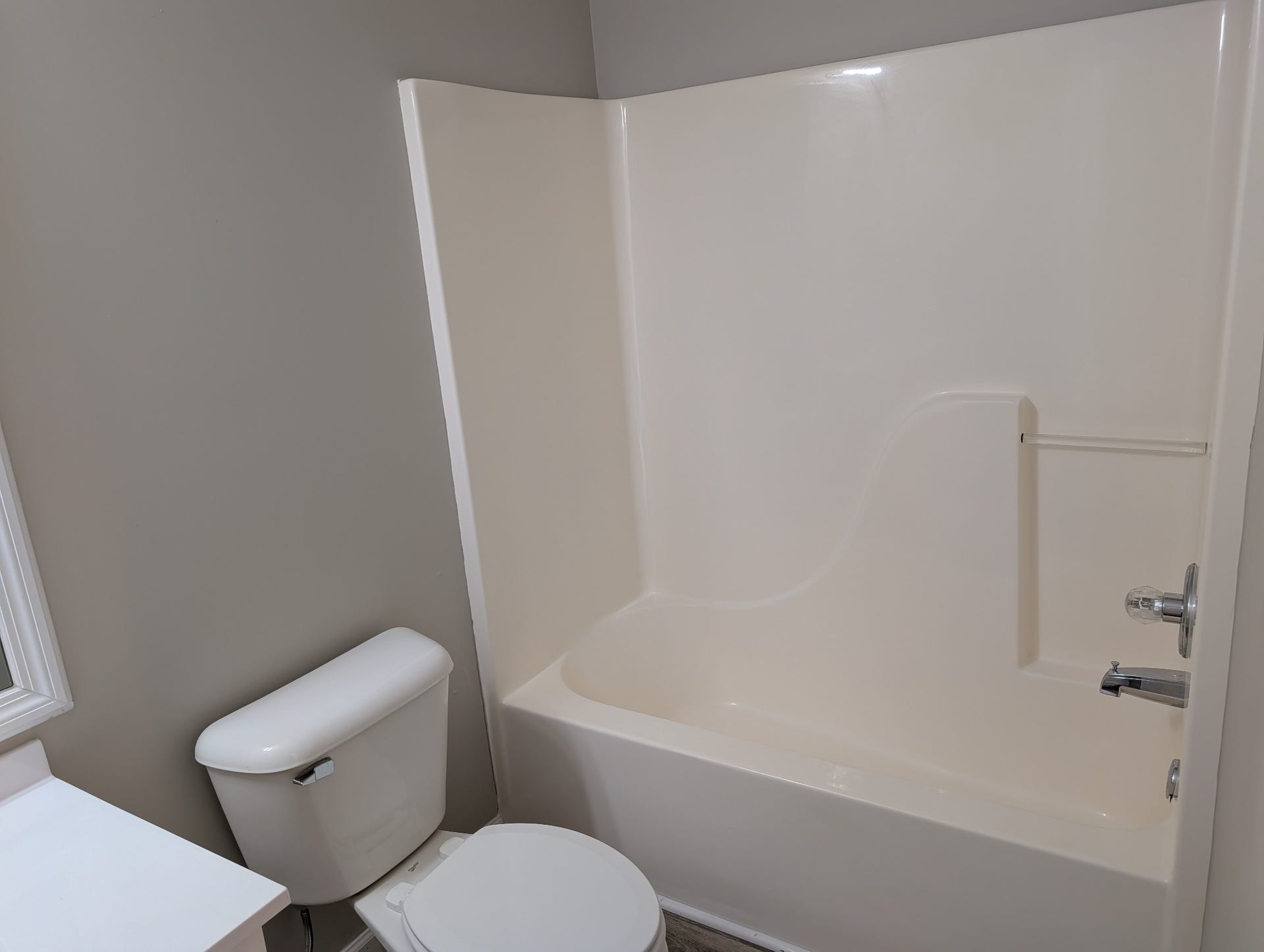 2530 Midland Rd, Shelbyville, TN 37160 Hall Bath 2