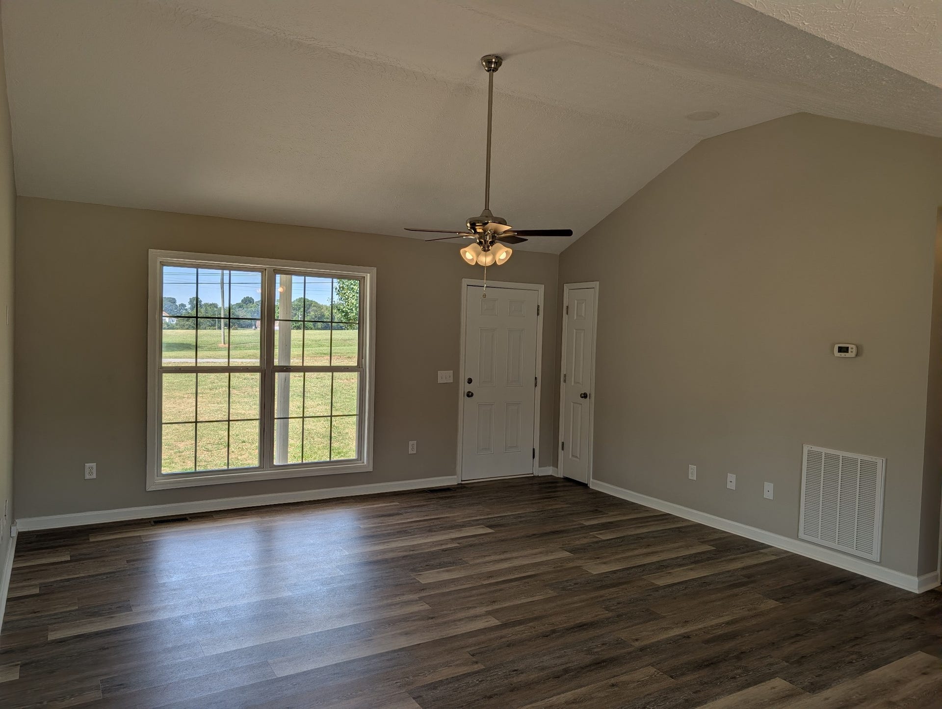 2530 Midland Rd, Shelbyville, TN 37160 Living Room