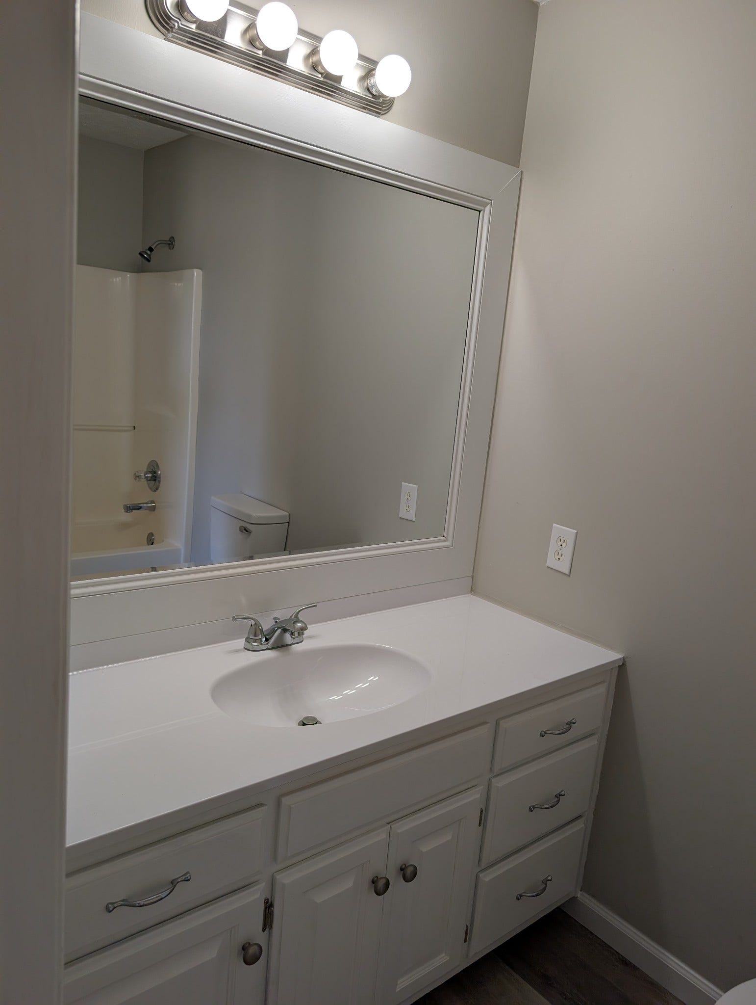 2530 Midland Rd, Shelbyville, TN 37160 Master Bath 1