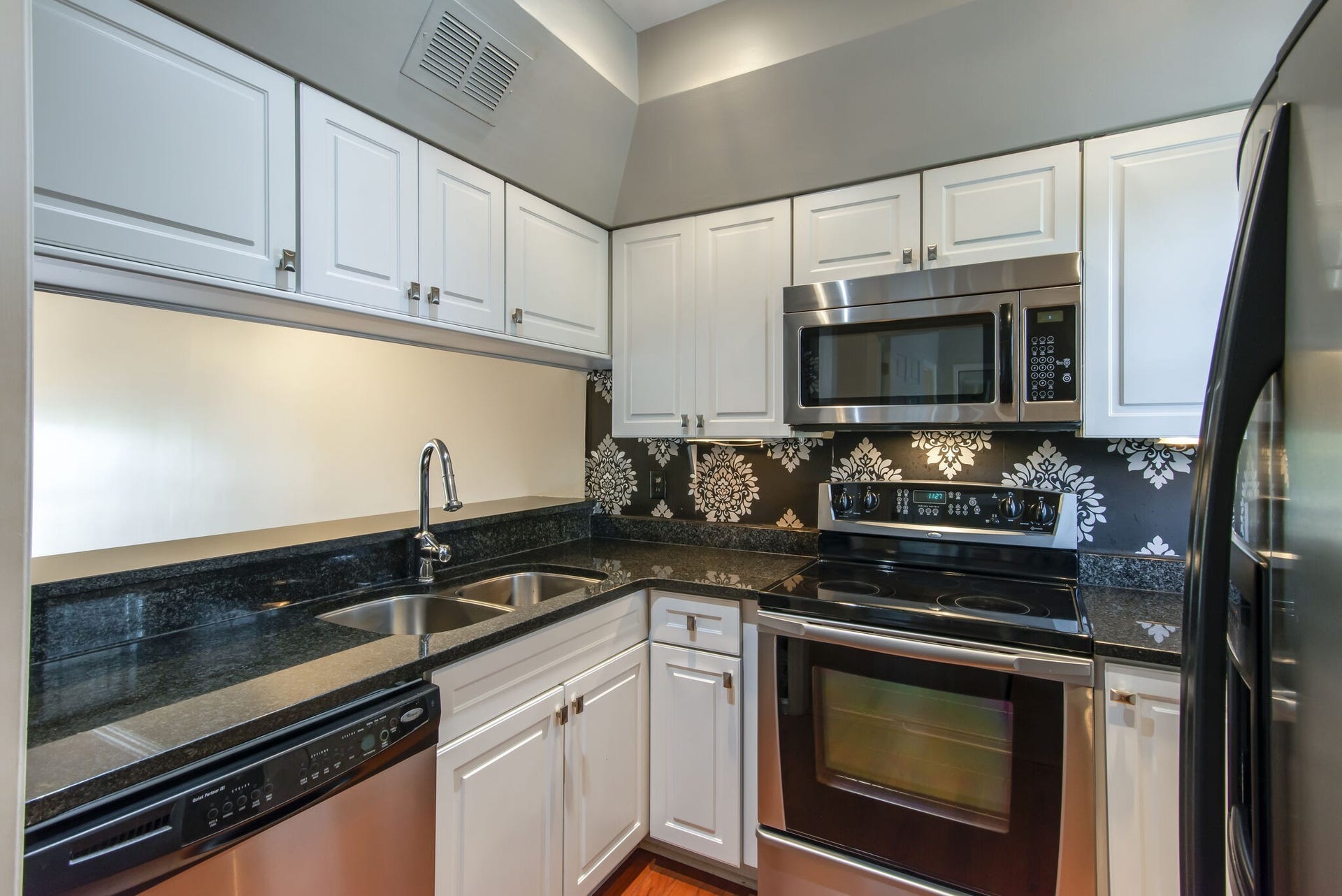129 West End Place, Nashville, TN 37205 129 West End Place, Nashville, TN 37205