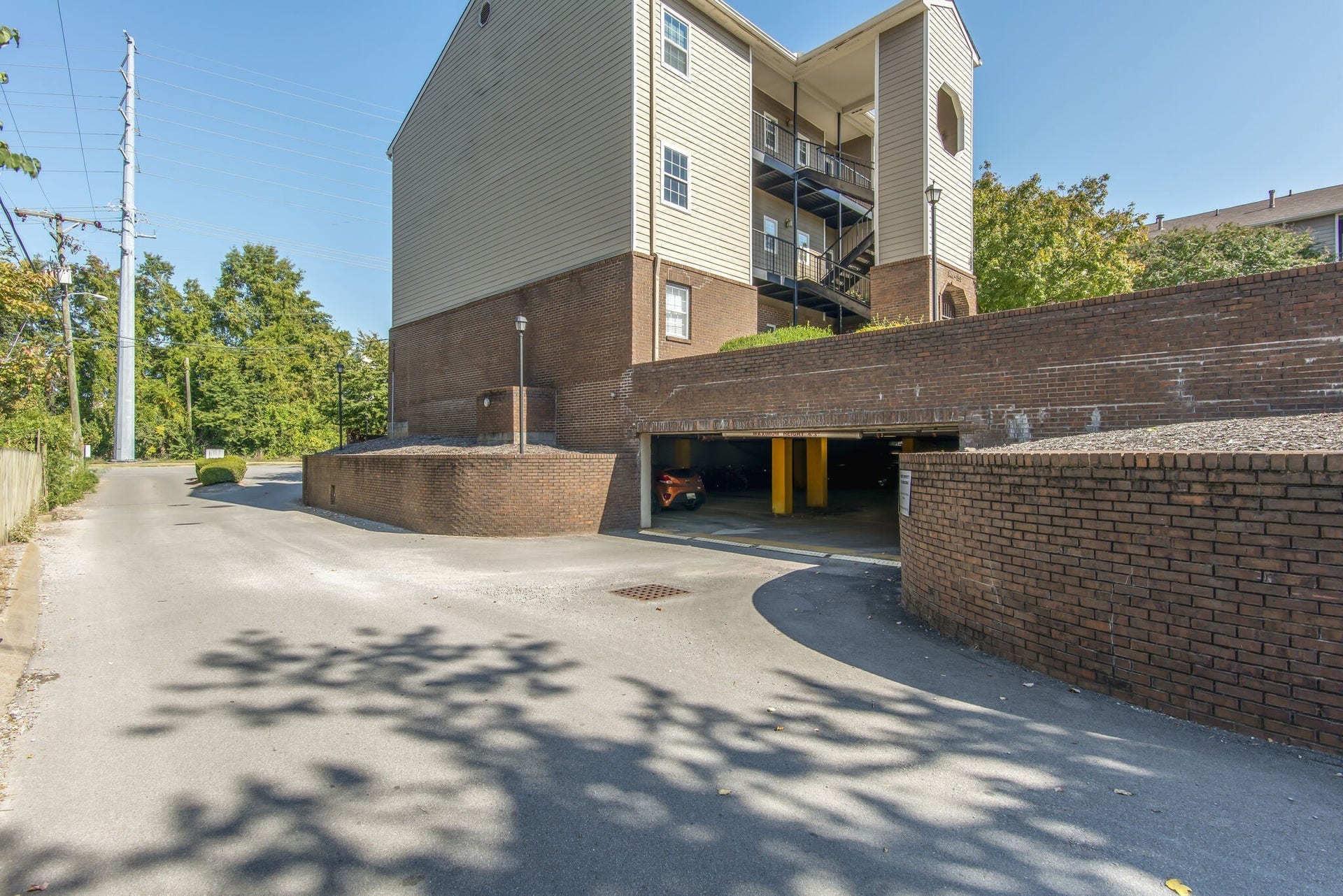 129 West End Place, Nashville, TN 37205 129 West End Place, Nashville, TN 37205