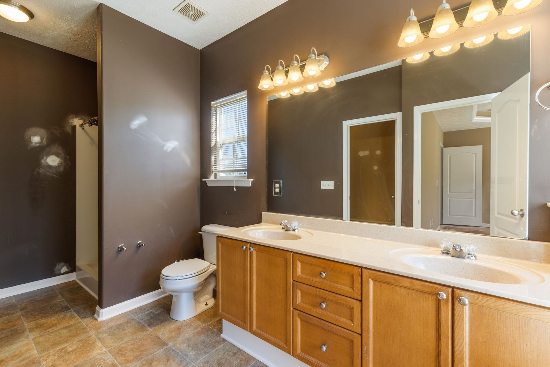 1409 Goodnight Ct, Nashville, TN 37207 Primary Bathroom