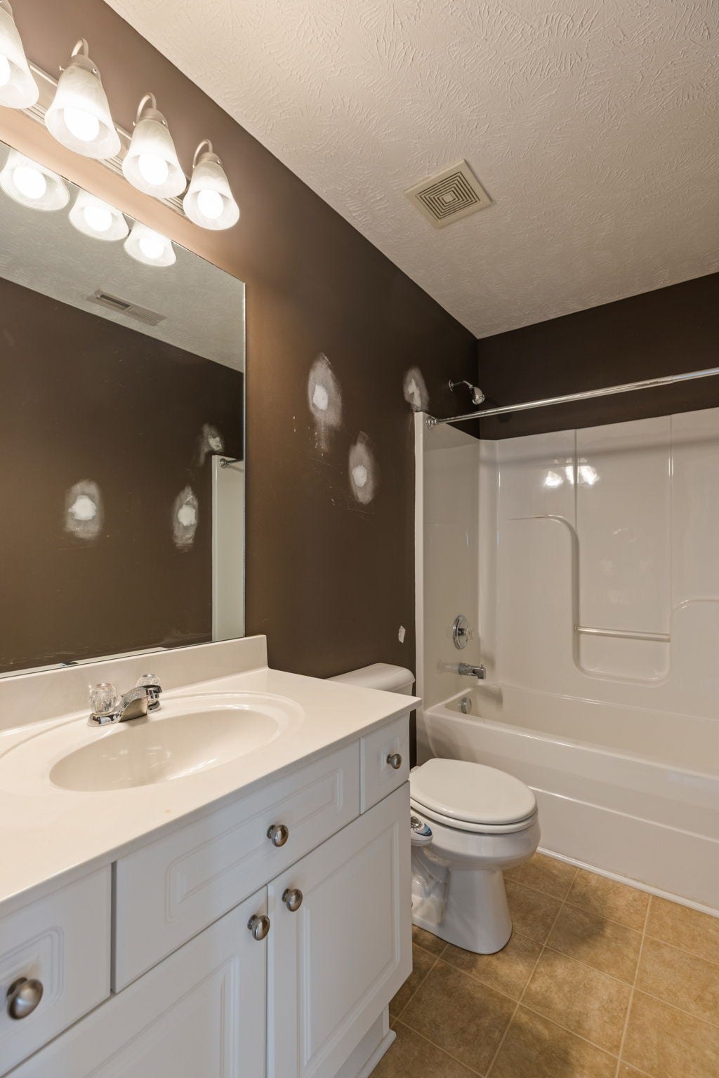 1409 Goodnight Ct, Nashville, TN 37207 Upstairs Bath
