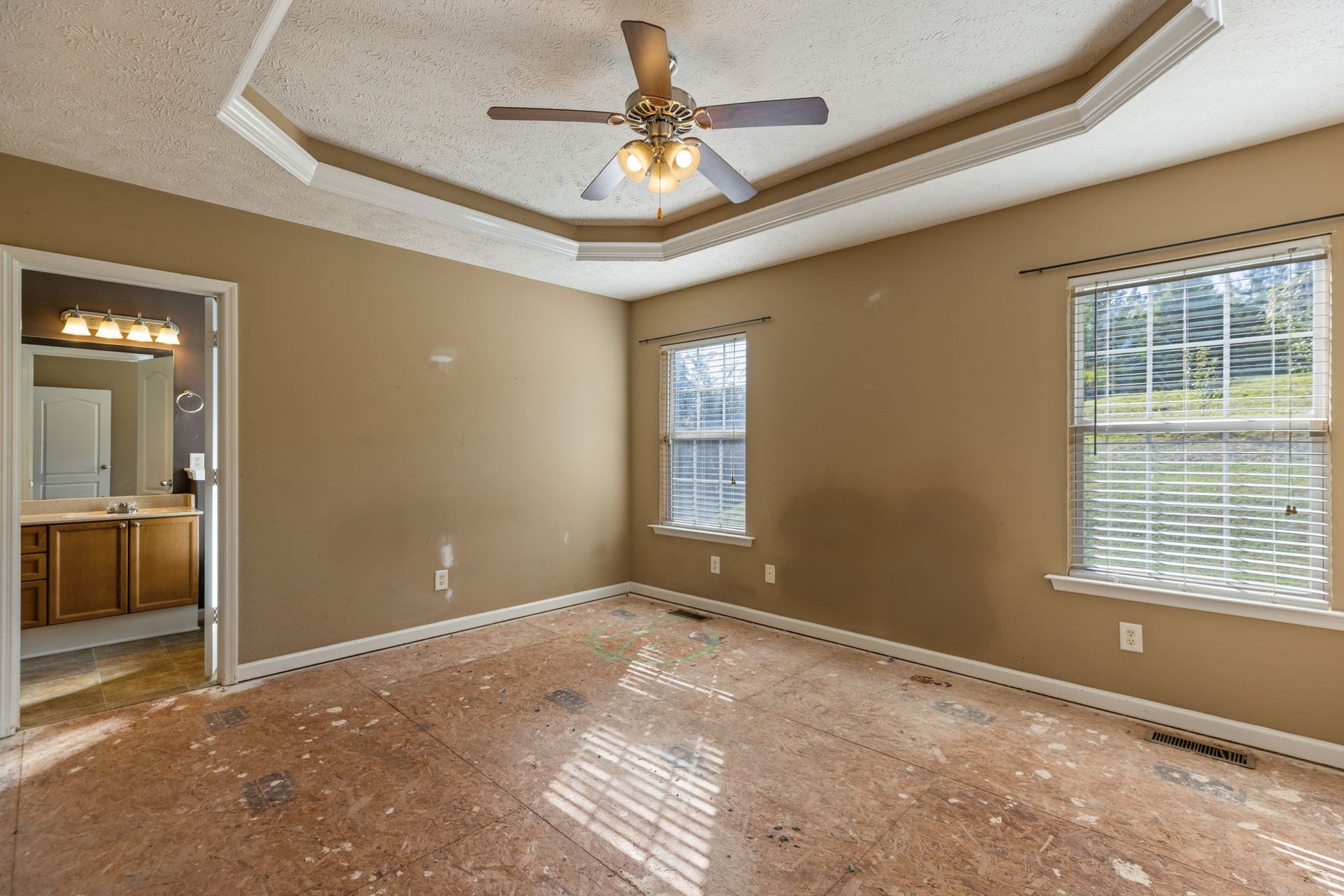 1409 Goodnight Ct, Nashville, TN 37207 Primary bedroom needs new flooring and paint to be a showstopper!