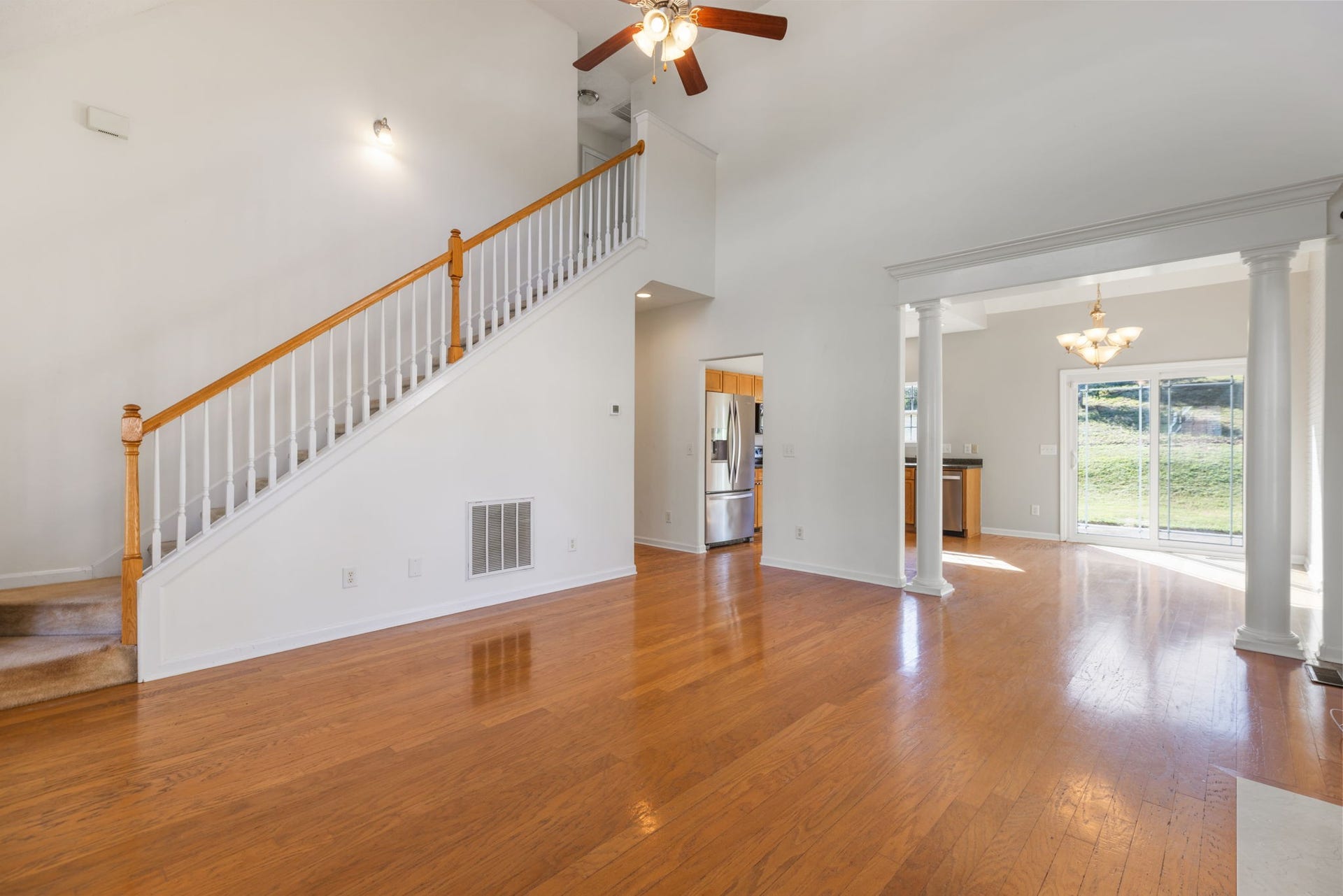 1409 Goodnight Ct, Nashville, TN 37207 Great layout for easy flow between the living room, dining and kitchen
