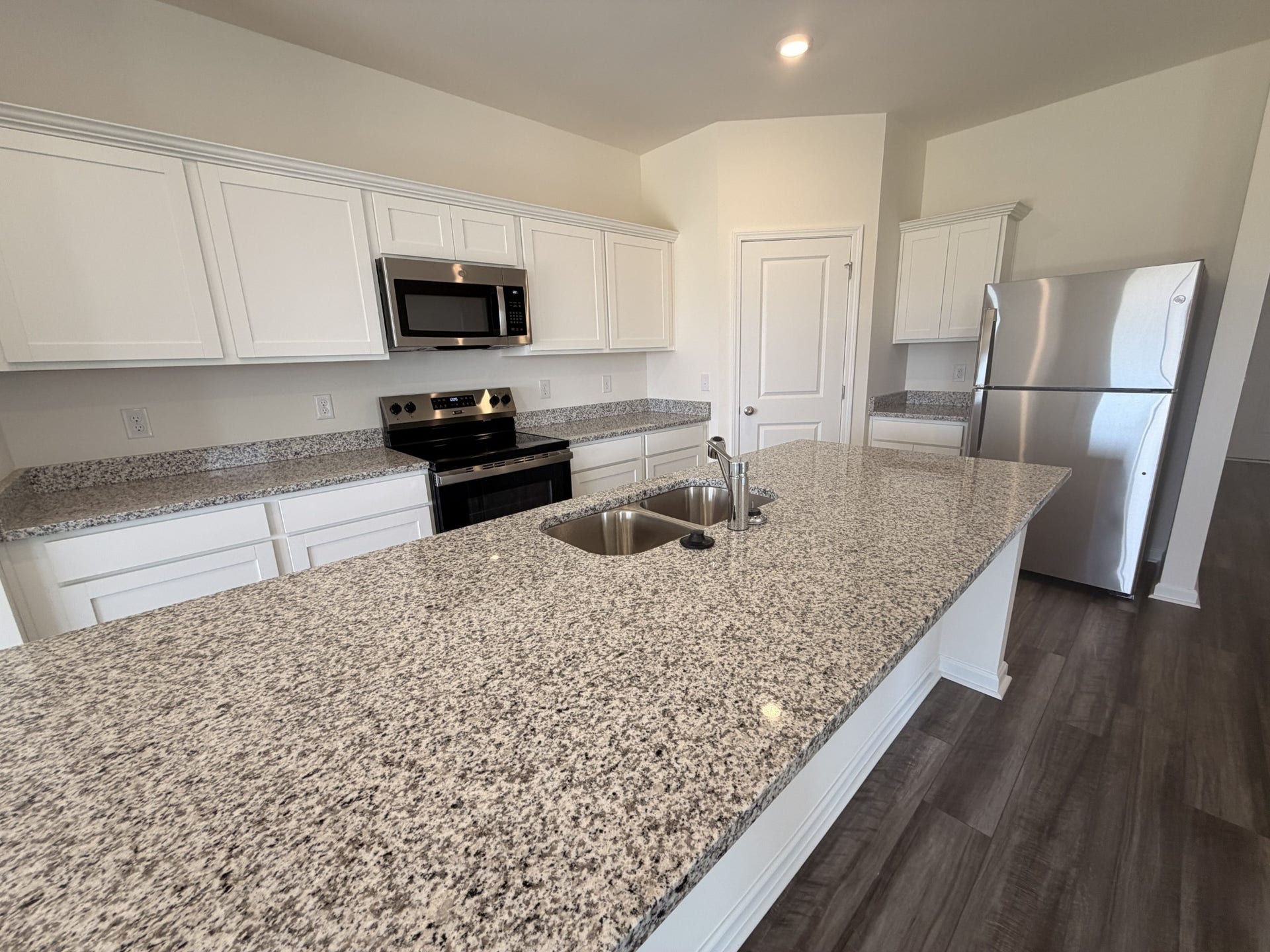 3528 Fellowship Rd, Columbia, TN 38401 Large granite island