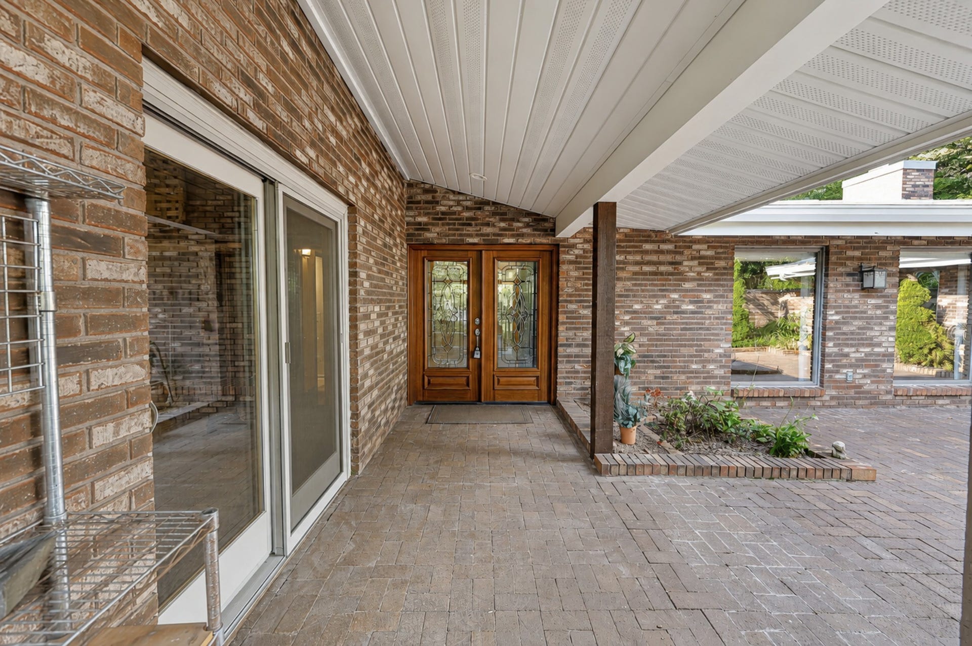 8100 Charlotte Pike, Nashville, TN 37221 Entry gate and courtyard to the front door