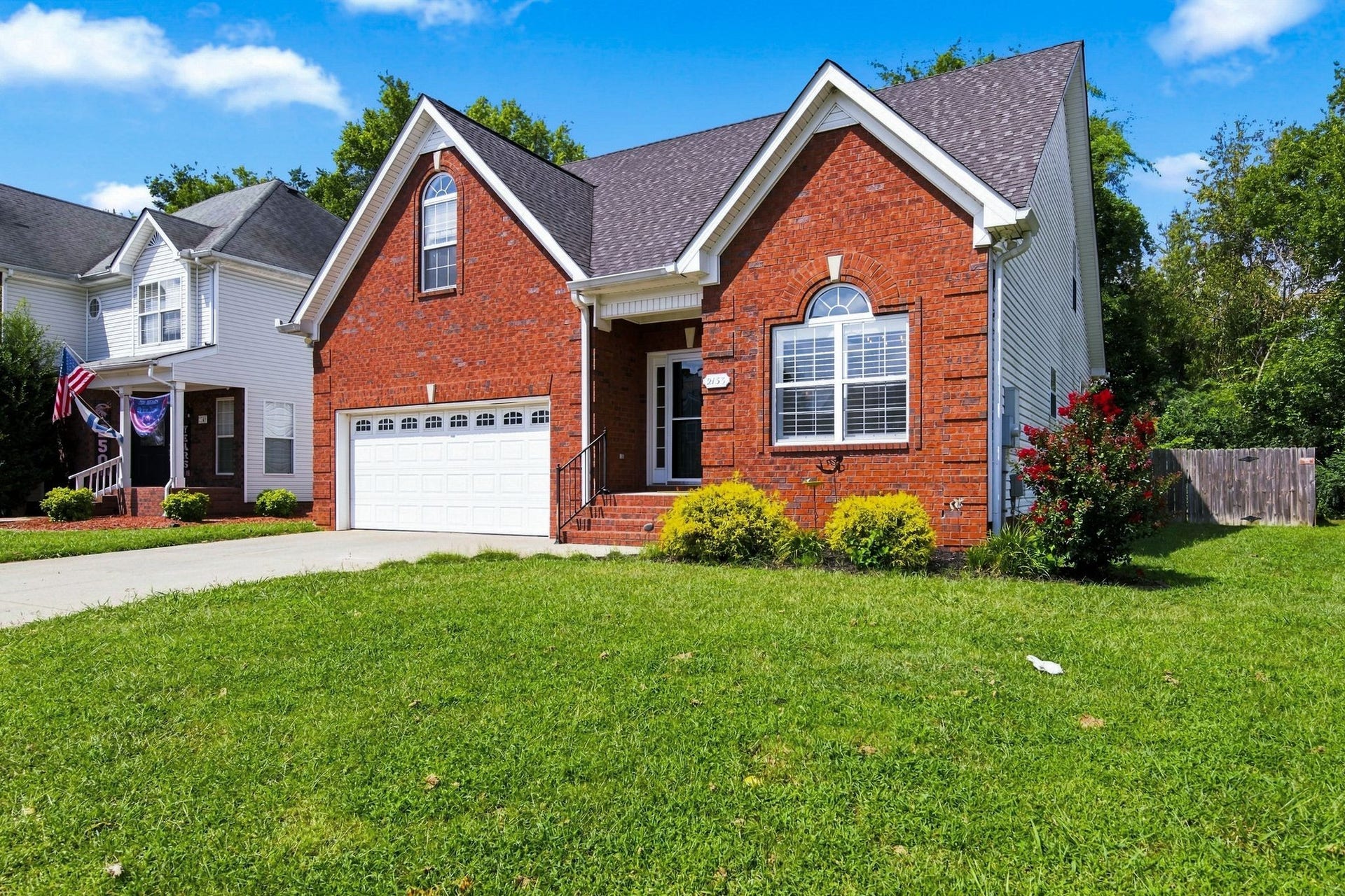2153 Aberdeen Cir, Murfreesboro, TN 37130 Cute on the outside...