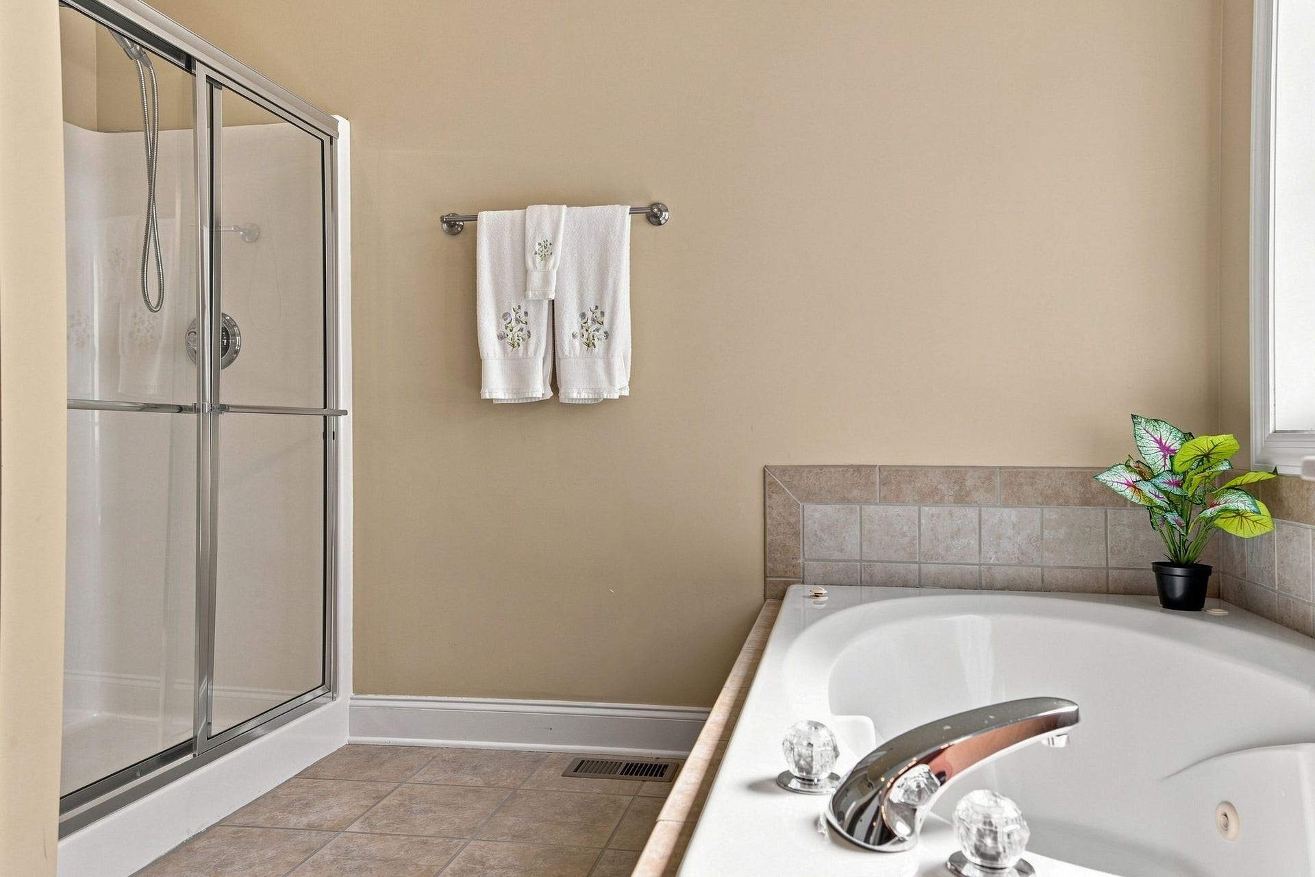 2153 Aberdeen Cir, Murfreesboro, TN 37130 A separate shower and tub...