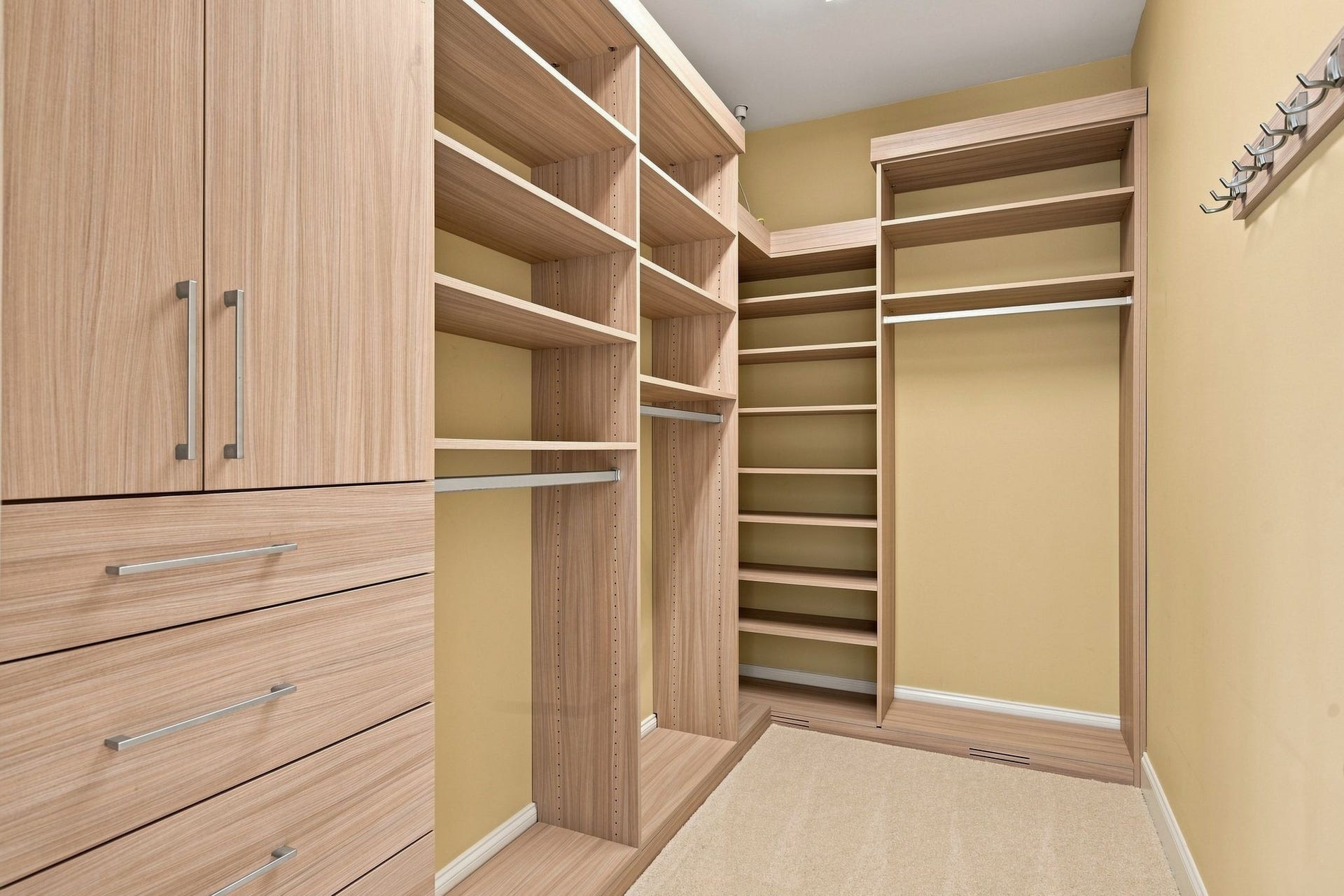 2153 Aberdeen Cir, Murfreesboro, TN 37130 Also by California Closets.