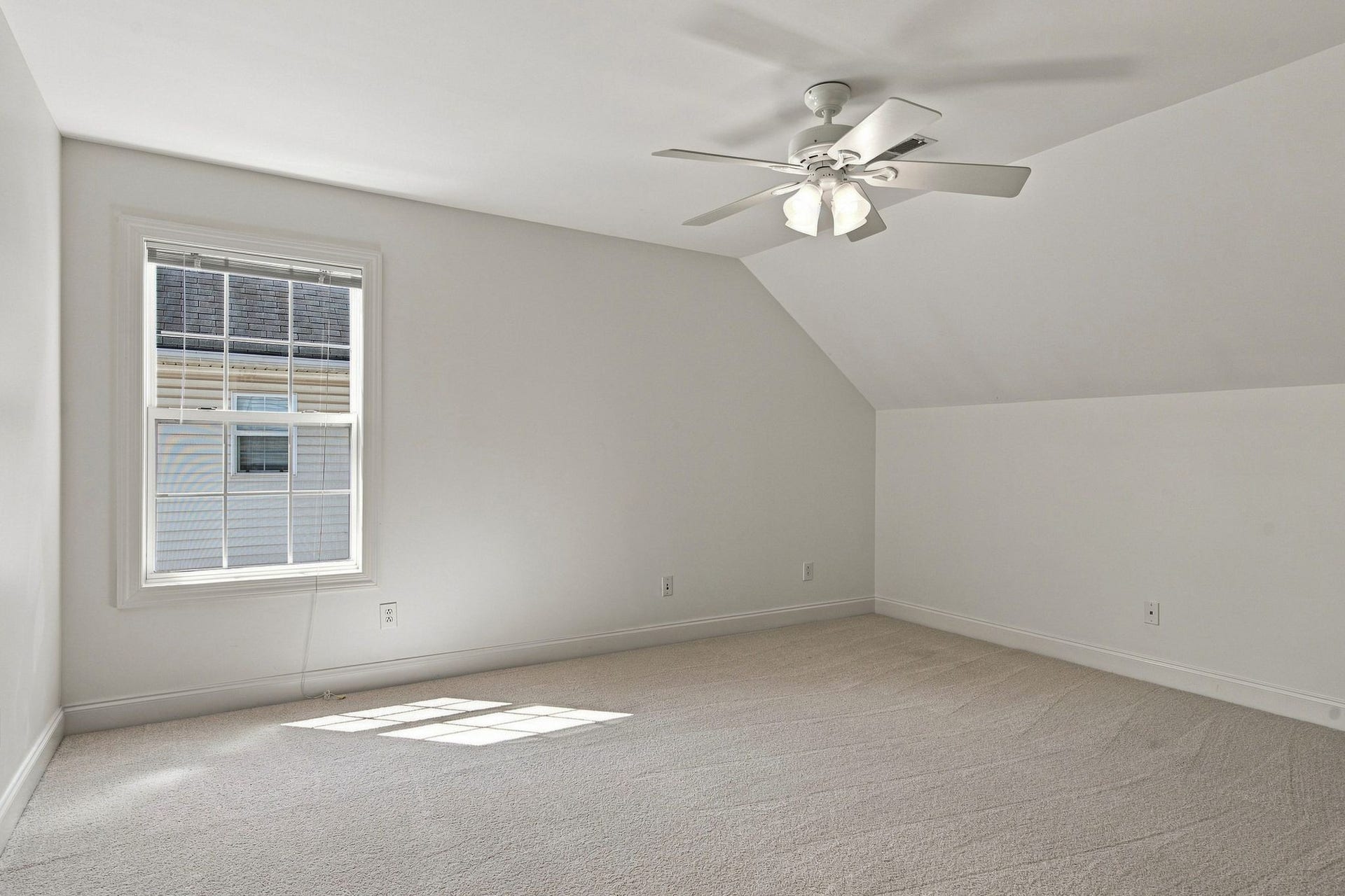 2153 Aberdeen Cir, Murfreesboro, TN 37130 Generously sized secondary bedrooms give everyone ample space upstairs.