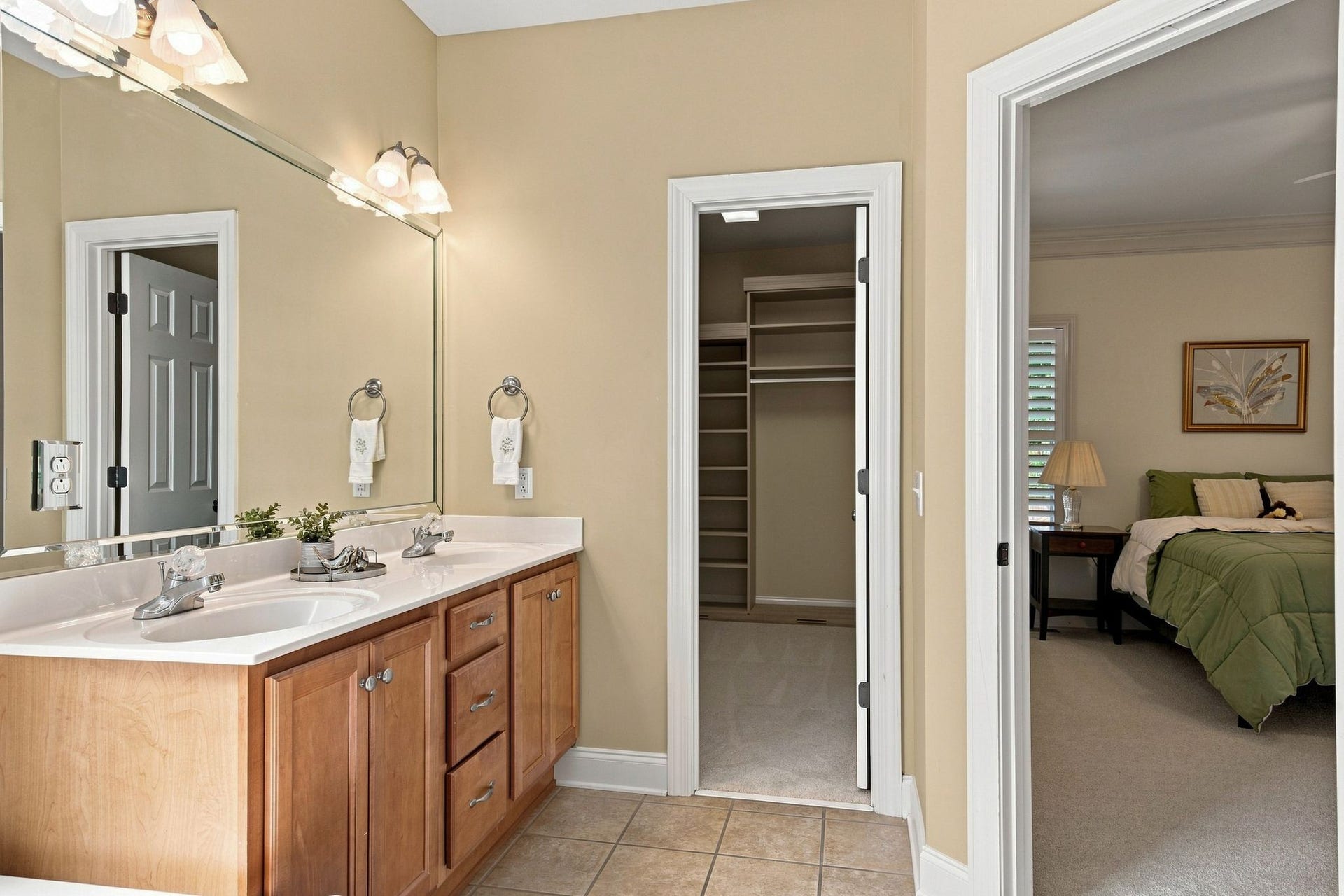 2153 Aberdeen Cir, Murfreesboro, TN 37130 It all flows into a beautifully organized custom closet...