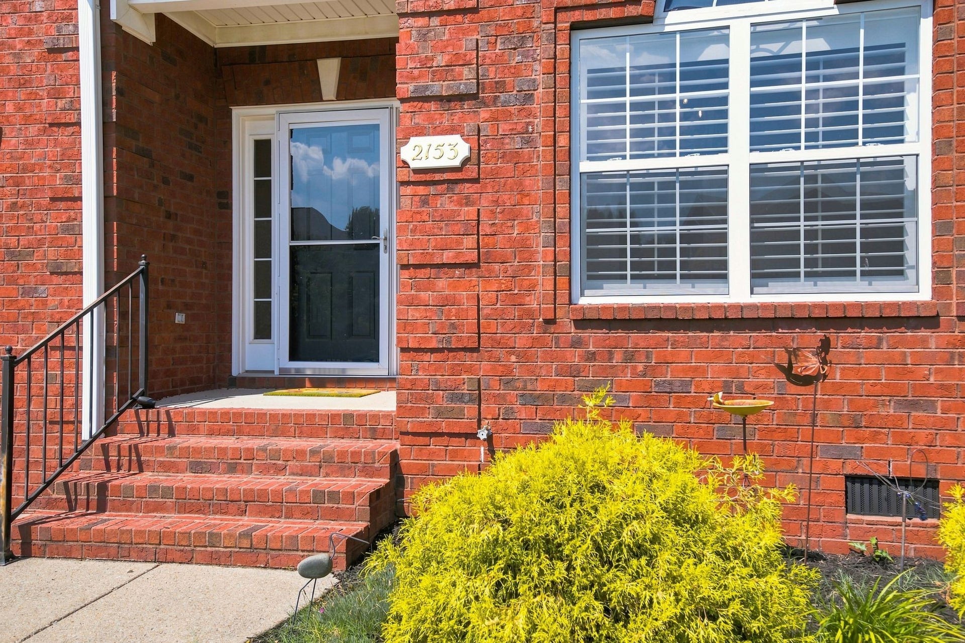 2153 Aberdeen Cir, Murfreesboro, TN 37130 Even better once you step inside.