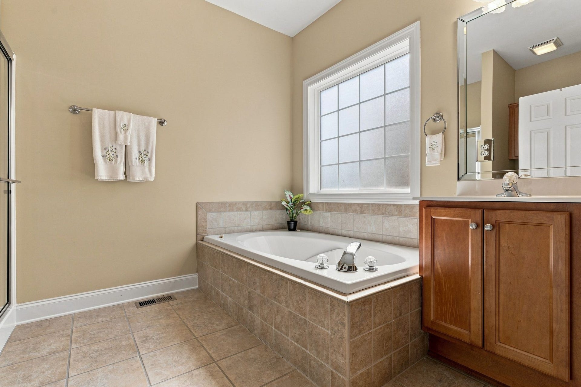 2153 Aberdeen Cir, Murfreesboro, TN 37130 That give the ensuite room to breathe.