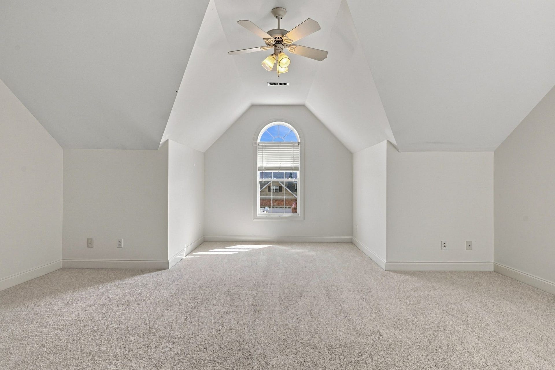 2153 Aberdeen Cir, Murfreesboro, TN 37130 This ones got enough room to wear a few different hats.