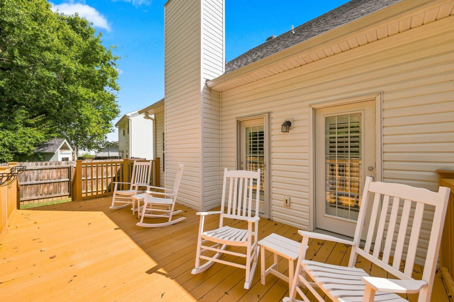 2153 Aberdeen Cir, Murfreesboro, TN 37130 And how about this rocking-chair-ready back deck?