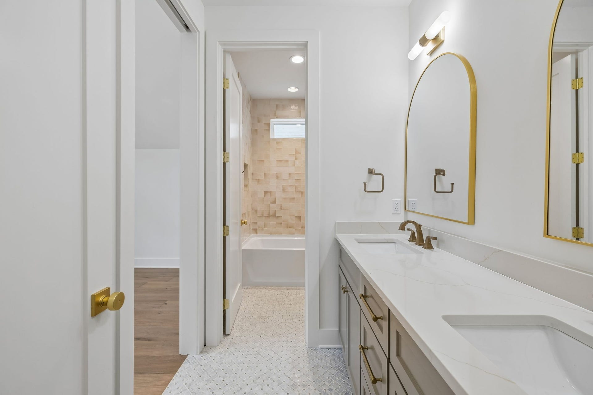 6413 Ranchero Dr, #B, Nashville, TN 37209 Jack and Jill Bathroom