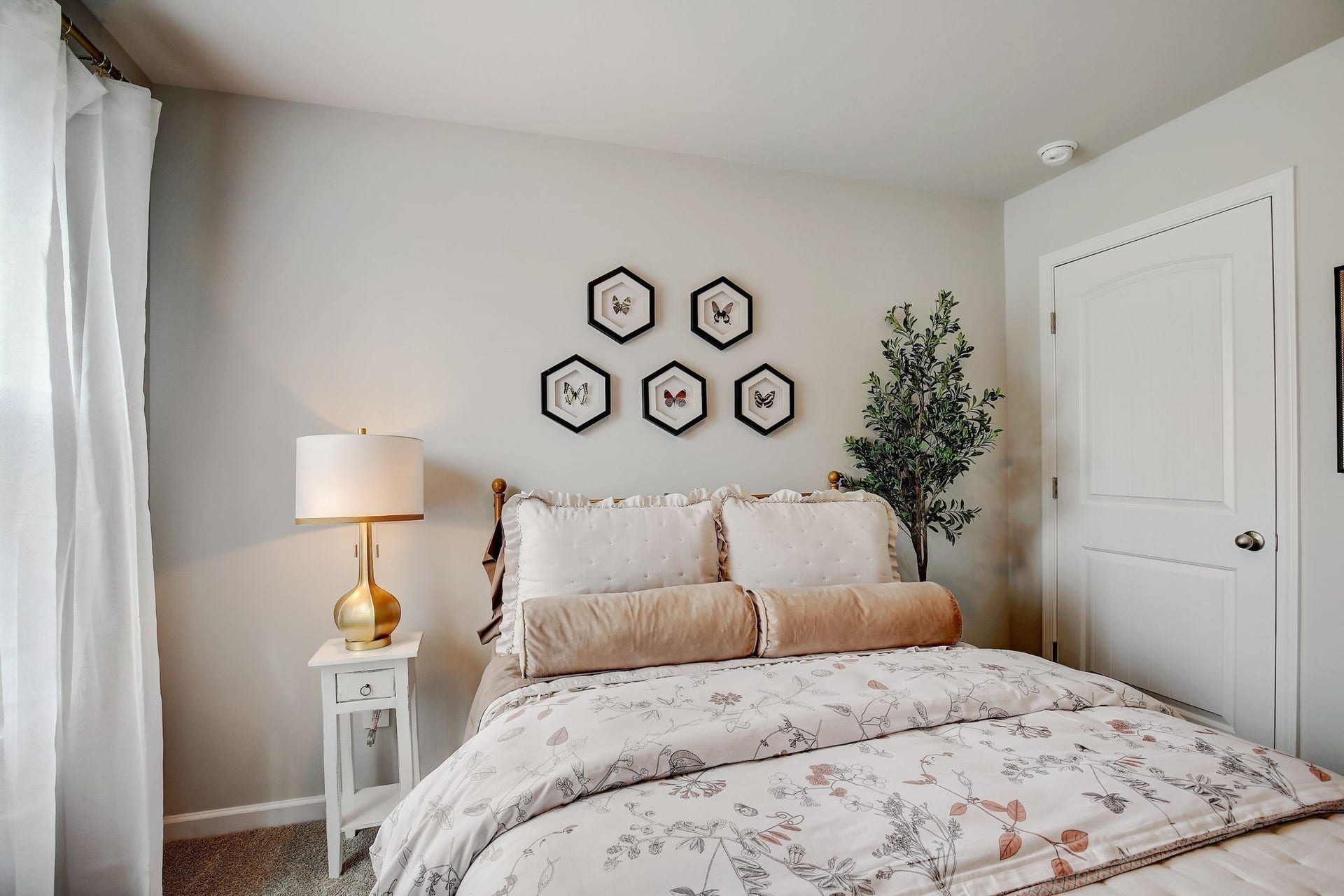 2230 Harlequin Point, Lebanon, TN 37090 Photos are of our model home. Some decorator items are not included.