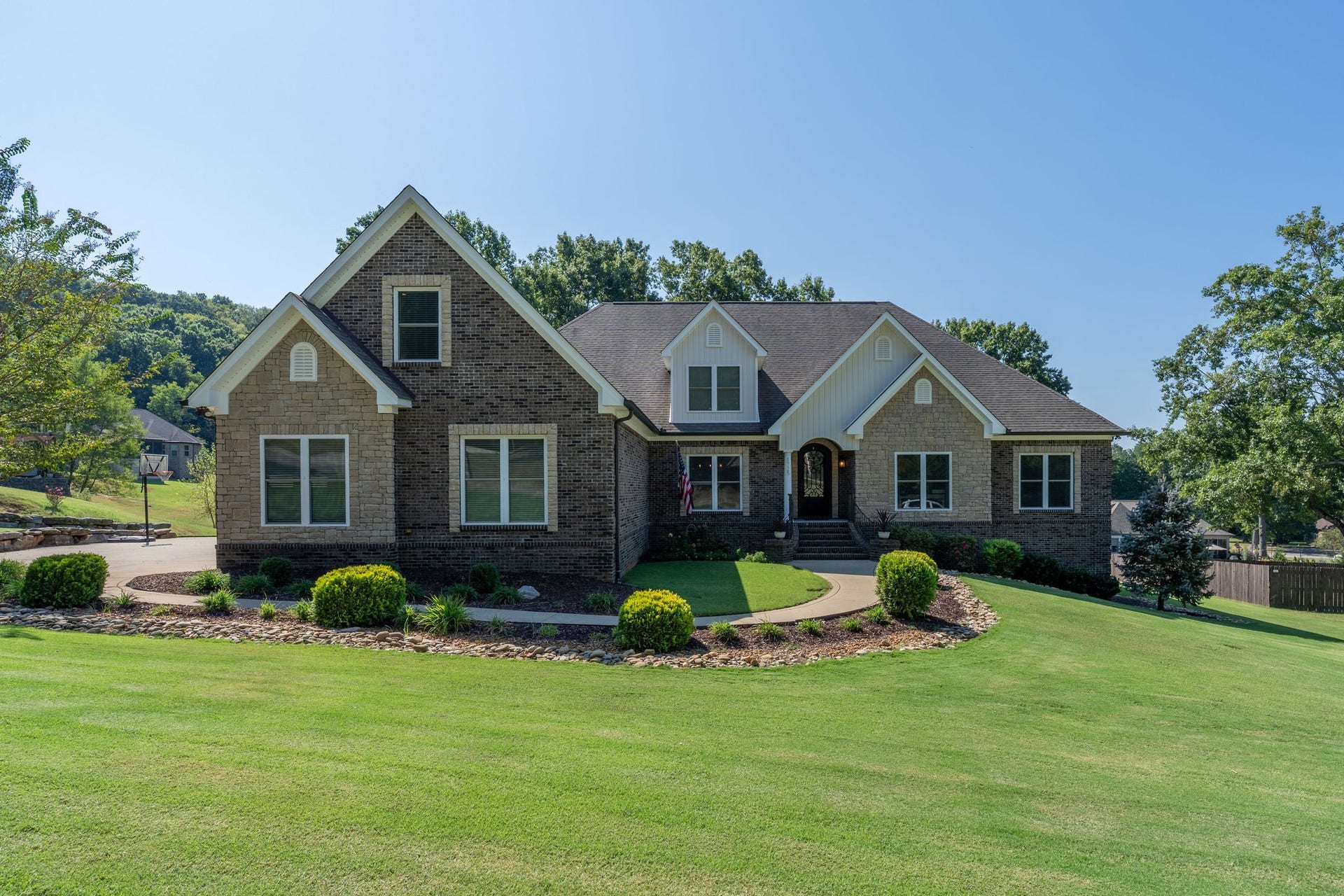1725 Mayflower Dr, Columbia, TN 38401