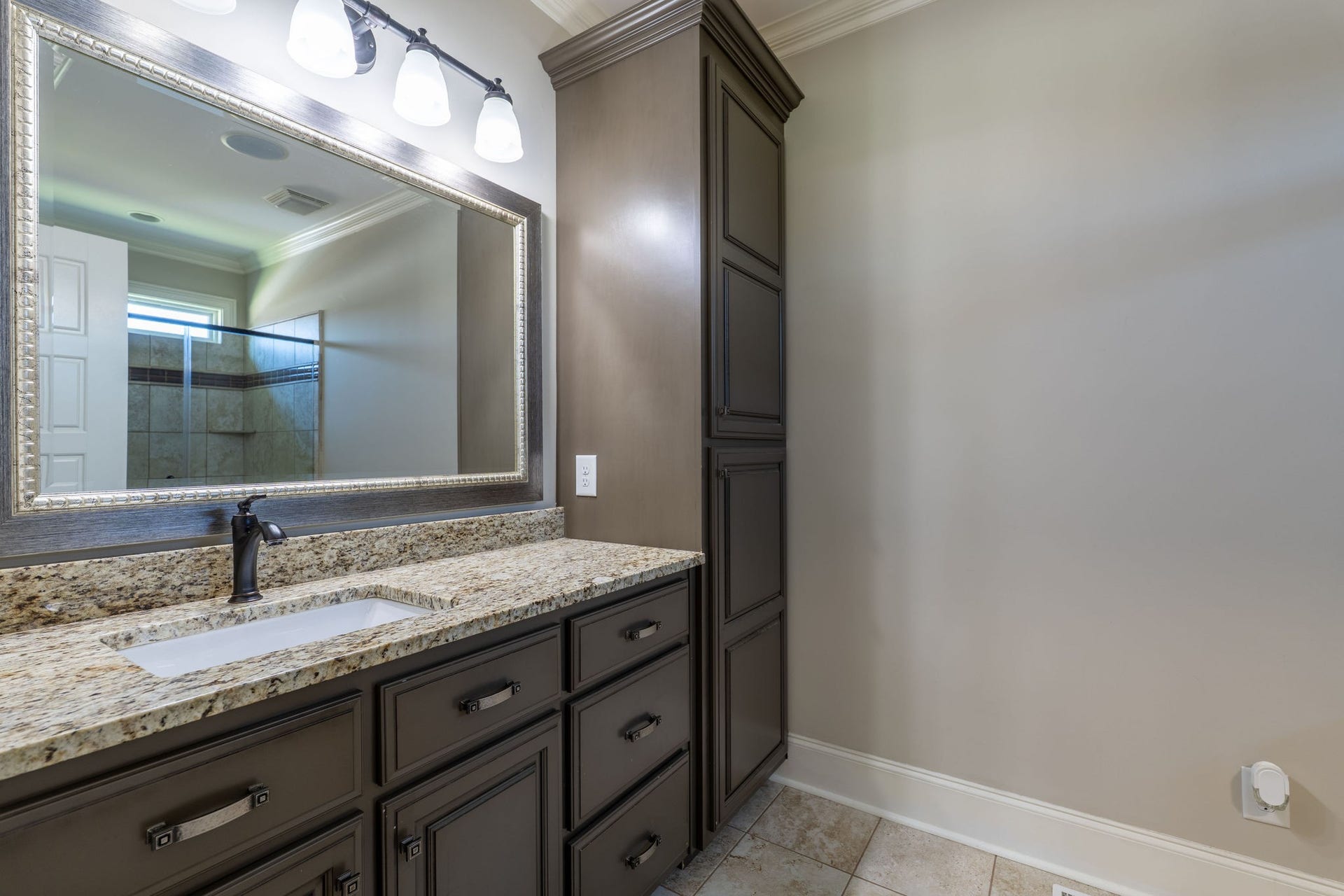1725 Mayflower Dr, Columbia, TN 38401