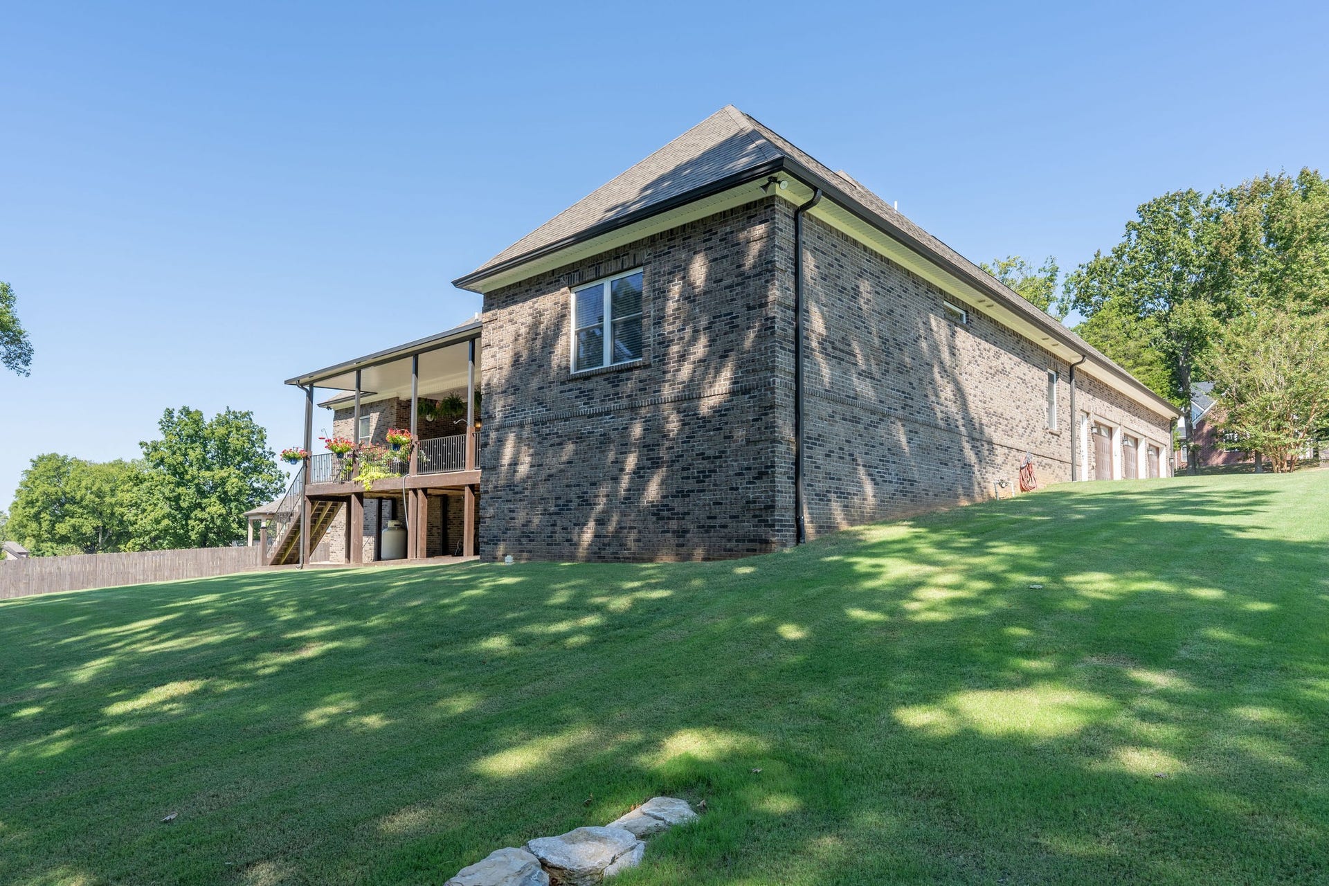 1725 Mayflower Dr, Columbia, TN 38401