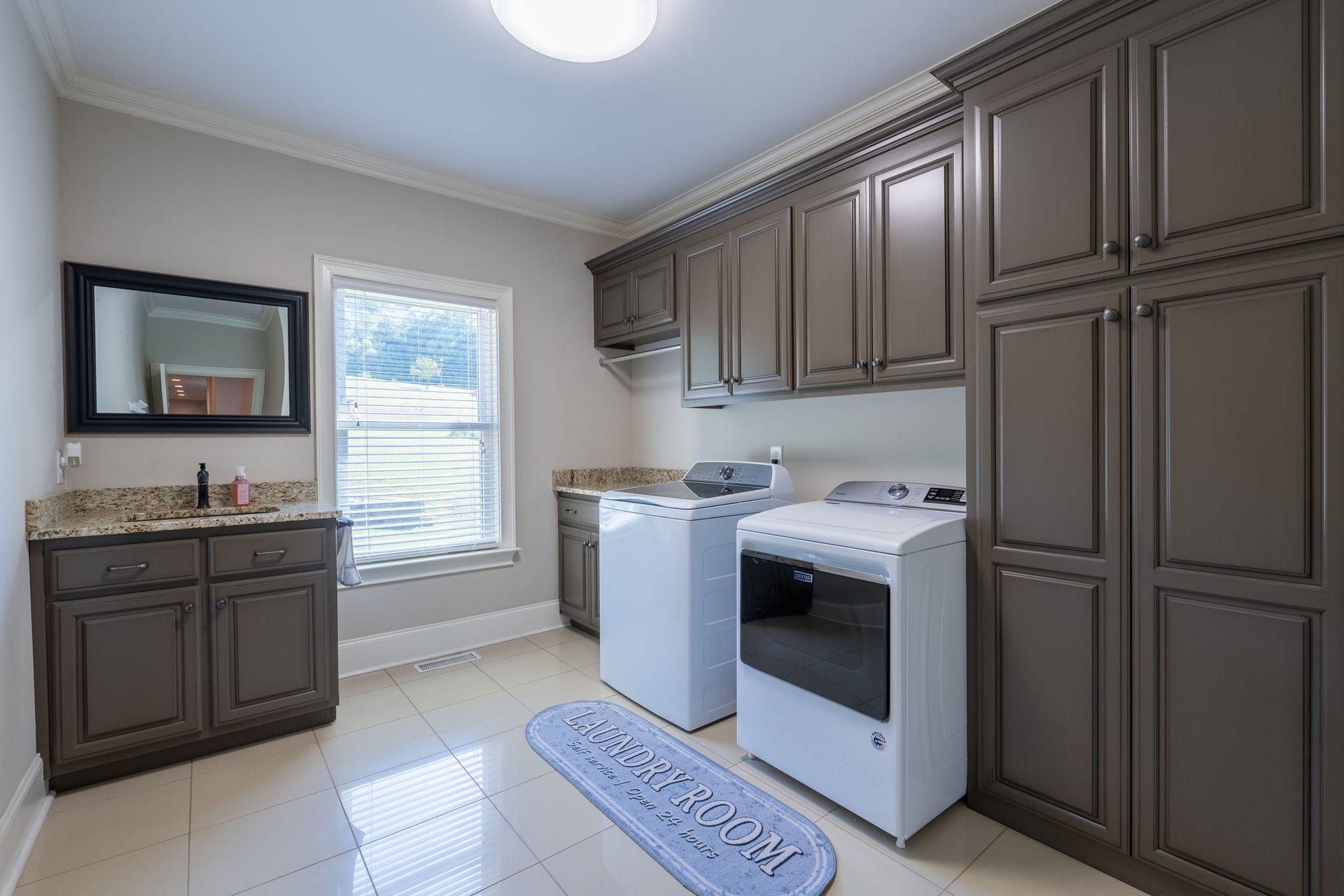 1725 Mayflower Dr, Columbia, TN 38401