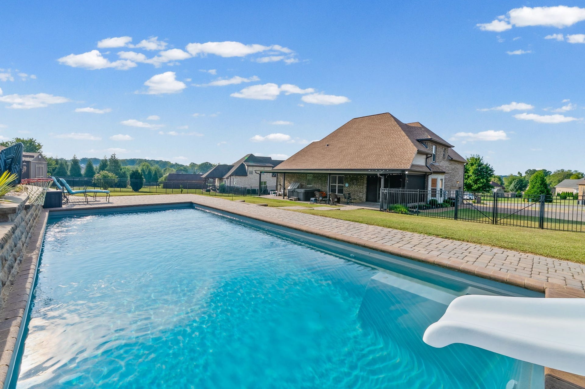 510 Falcon Crk, Lebanon, TN 37087 We have a salt water pool