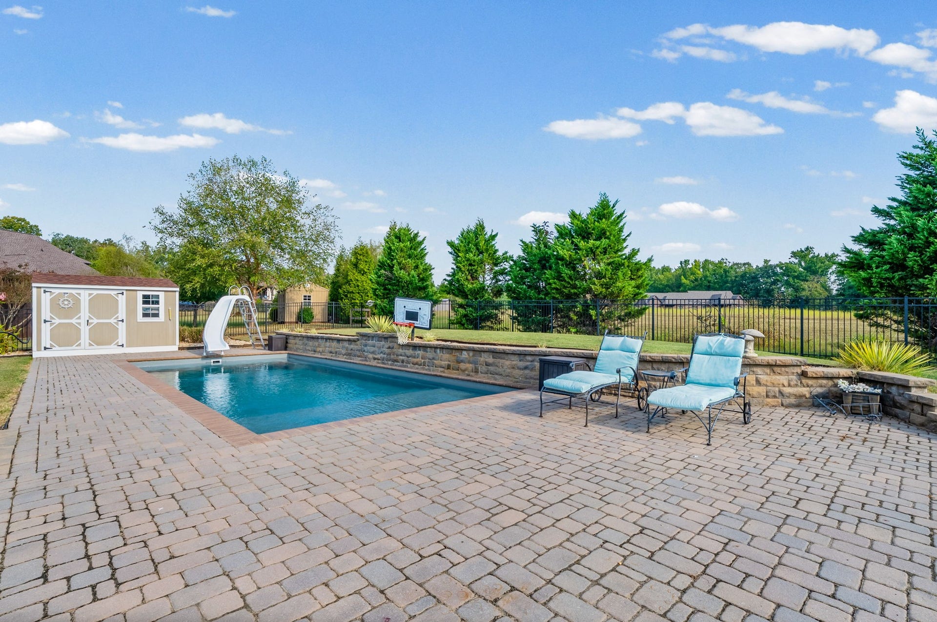 510 Falcon Crk, Lebanon, TN 37087 There is a tanning ledge in the pool and plenty of room for lounging on the Pool Patio