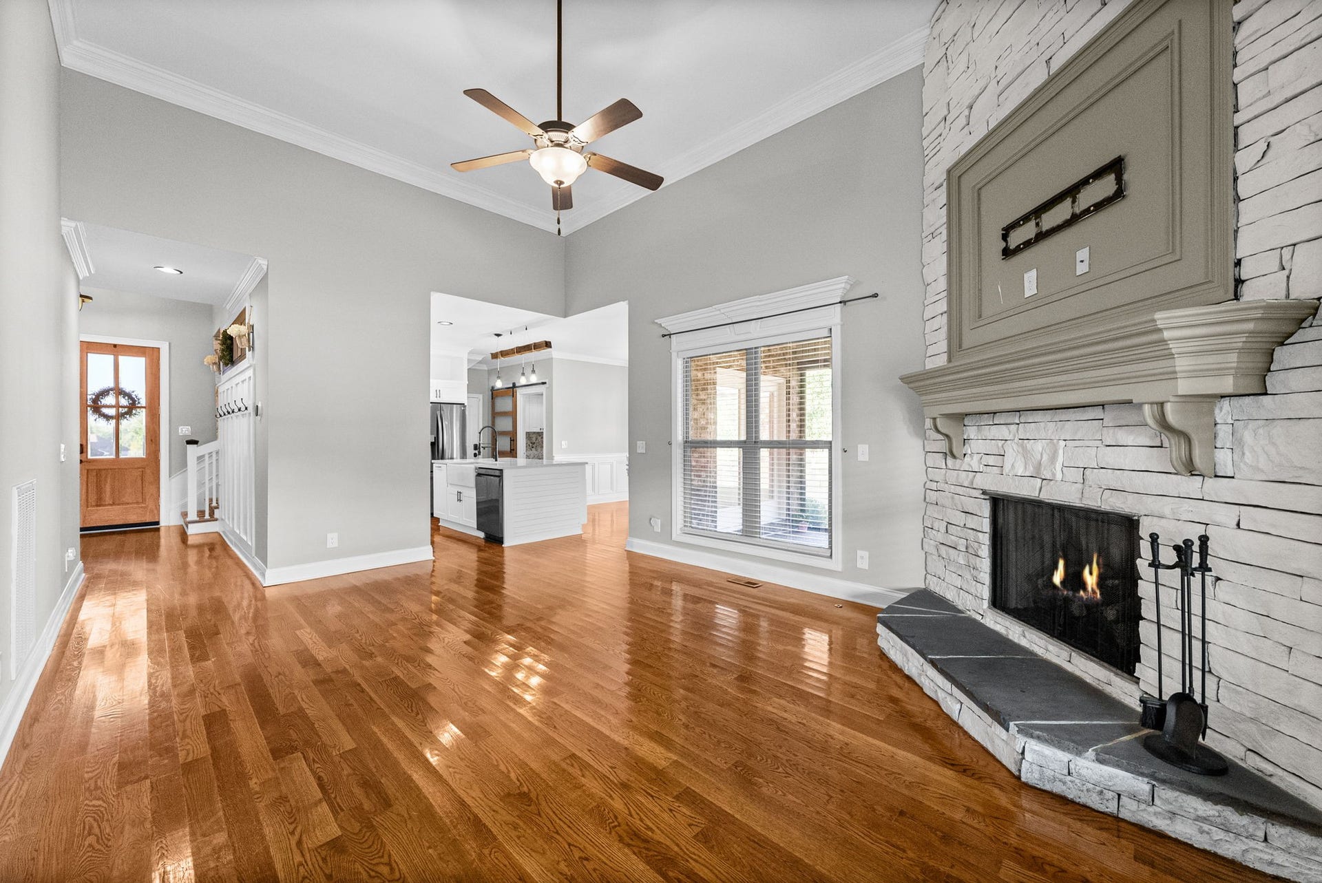 510 Falcon Crk, Lebanon, TN 37087 View from living room to front door and kitchen