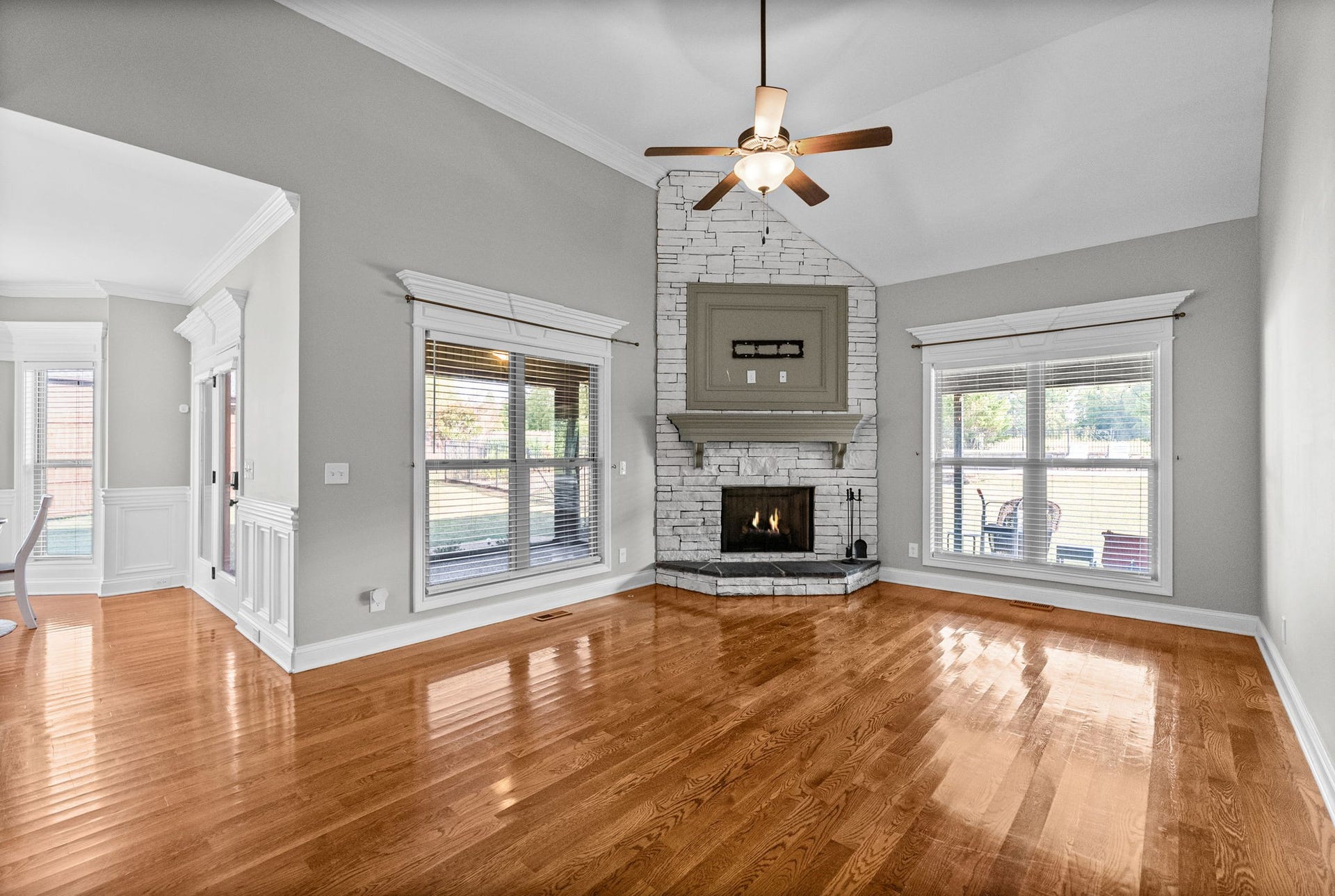 510 Falcon Crk, Lebanon, TN 37087 Living Area with Corner Fireplace