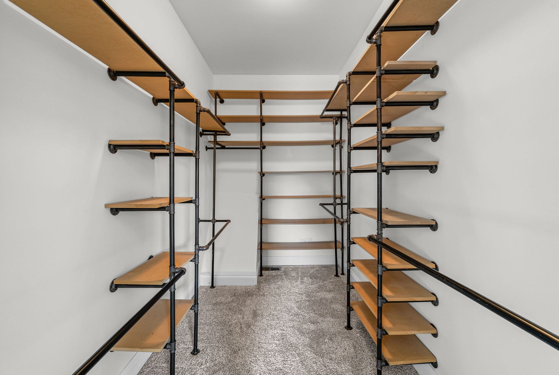 510 Falcon Crk, Lebanon, TN 37087 Custom Closet