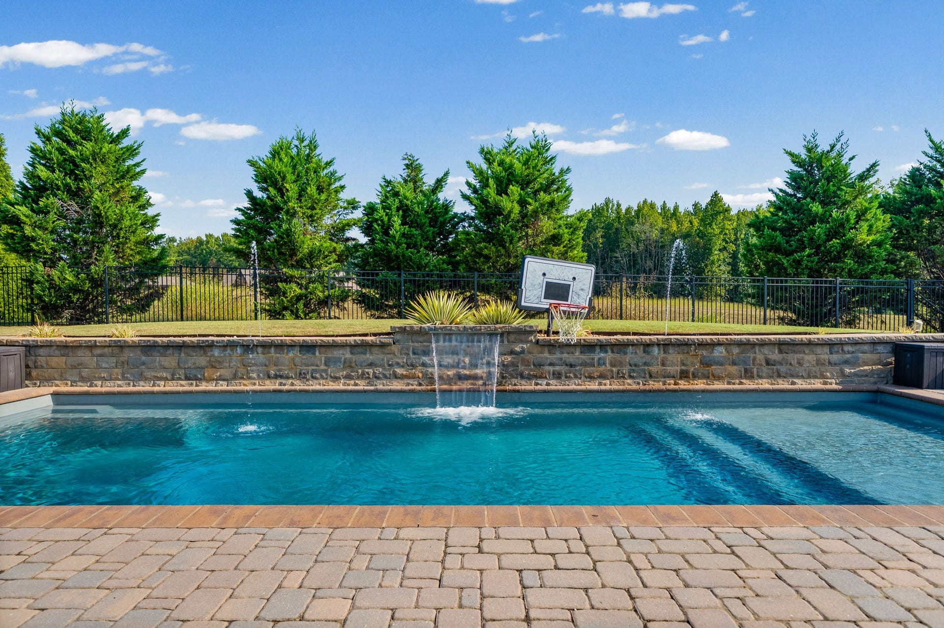 510 Falcon Crk, Lebanon, TN 37087 Beautiful Fountain and Deck Jets