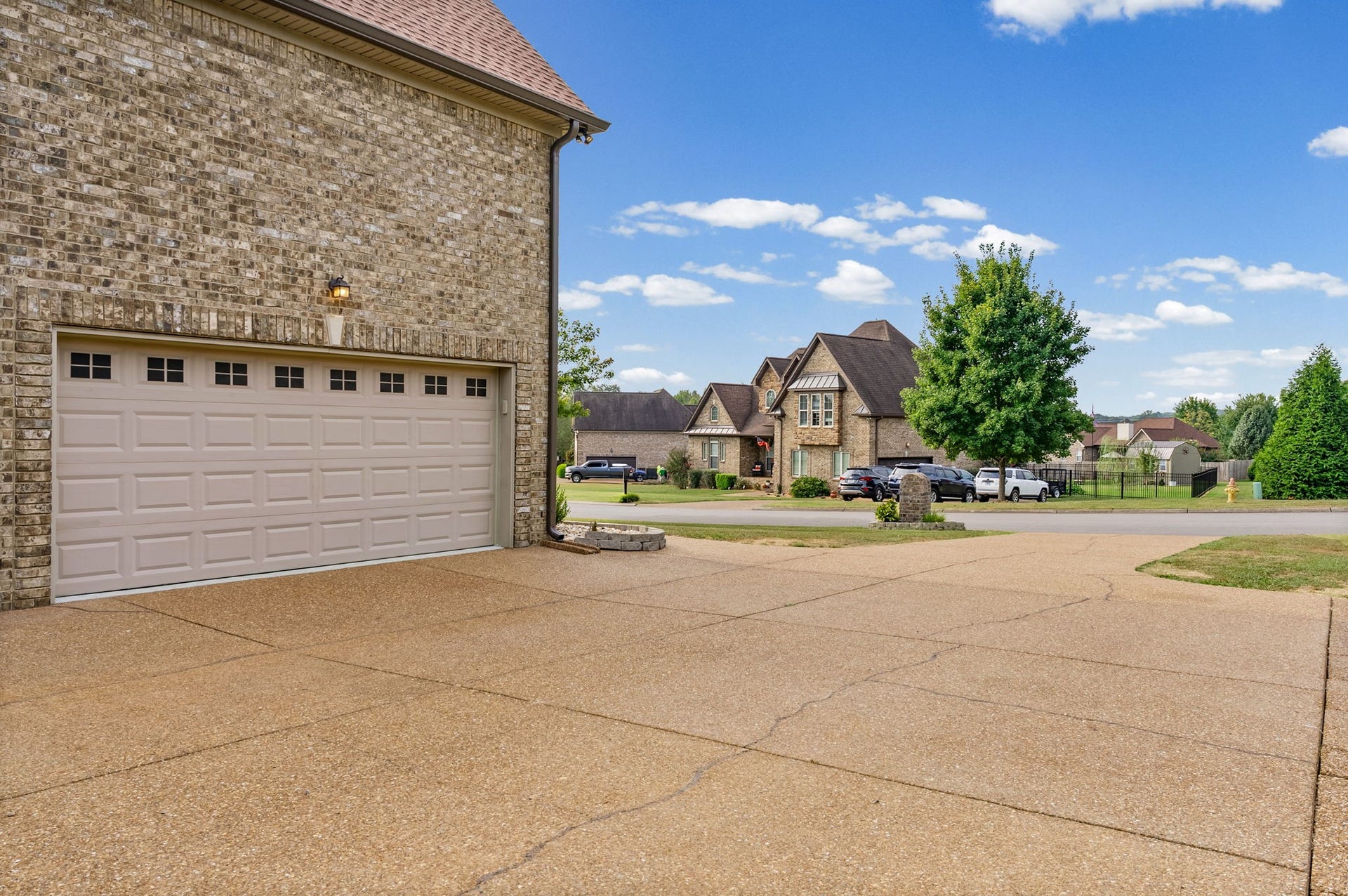 510 Falcon Crk, Lebanon, TN 37087 2 Car Garage