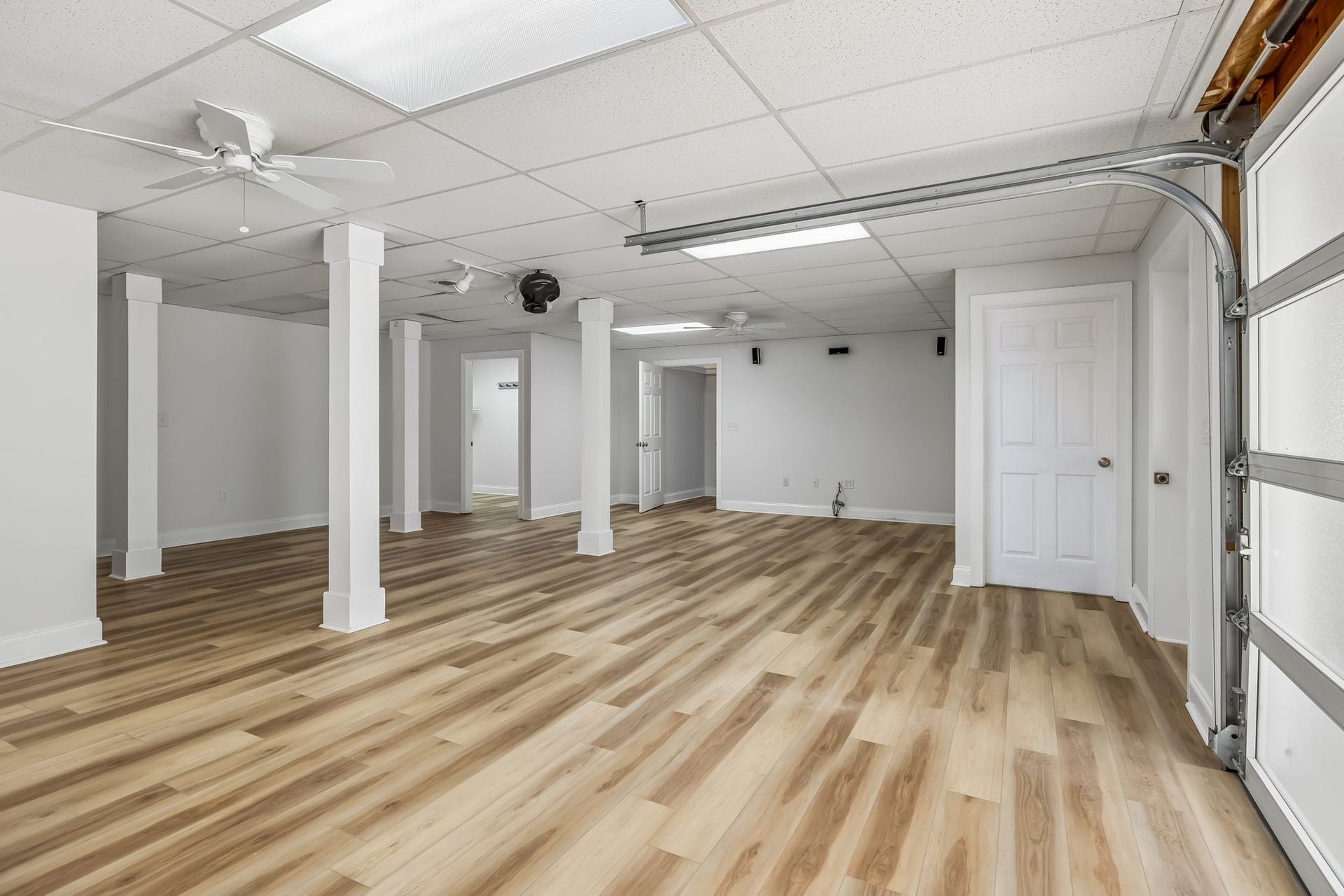 1404 Brook Dr, Columbia, TN 38401 Brand new flooring! Fresh paint!! Essentially maintenance free living! To your right is the roll up door. An entertainers dream!
