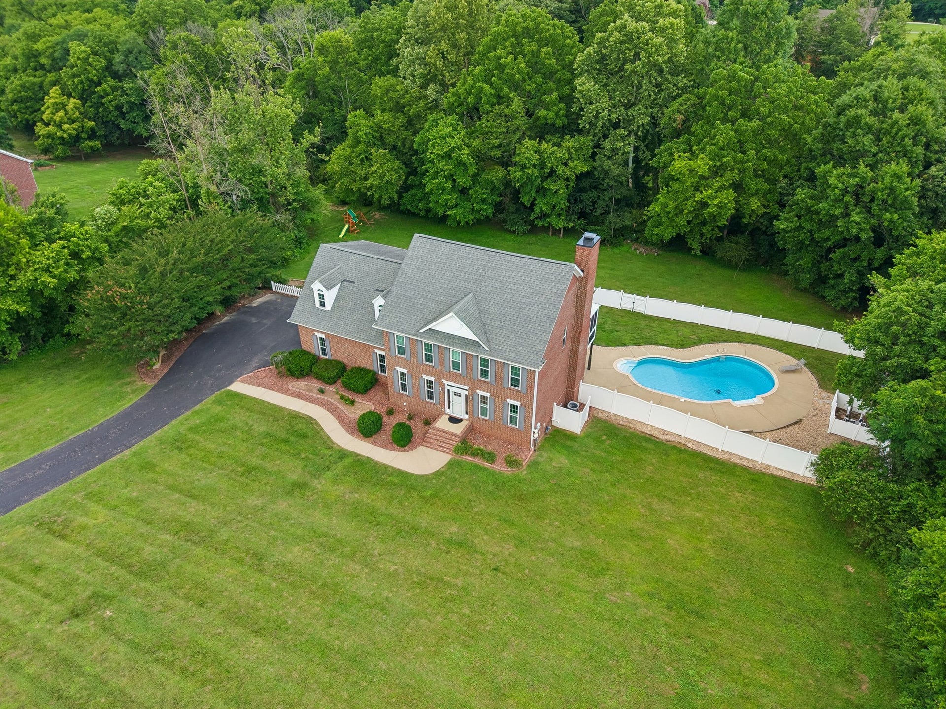 1404 Brook Dr, Columbia, TN 38401 So much privacy!