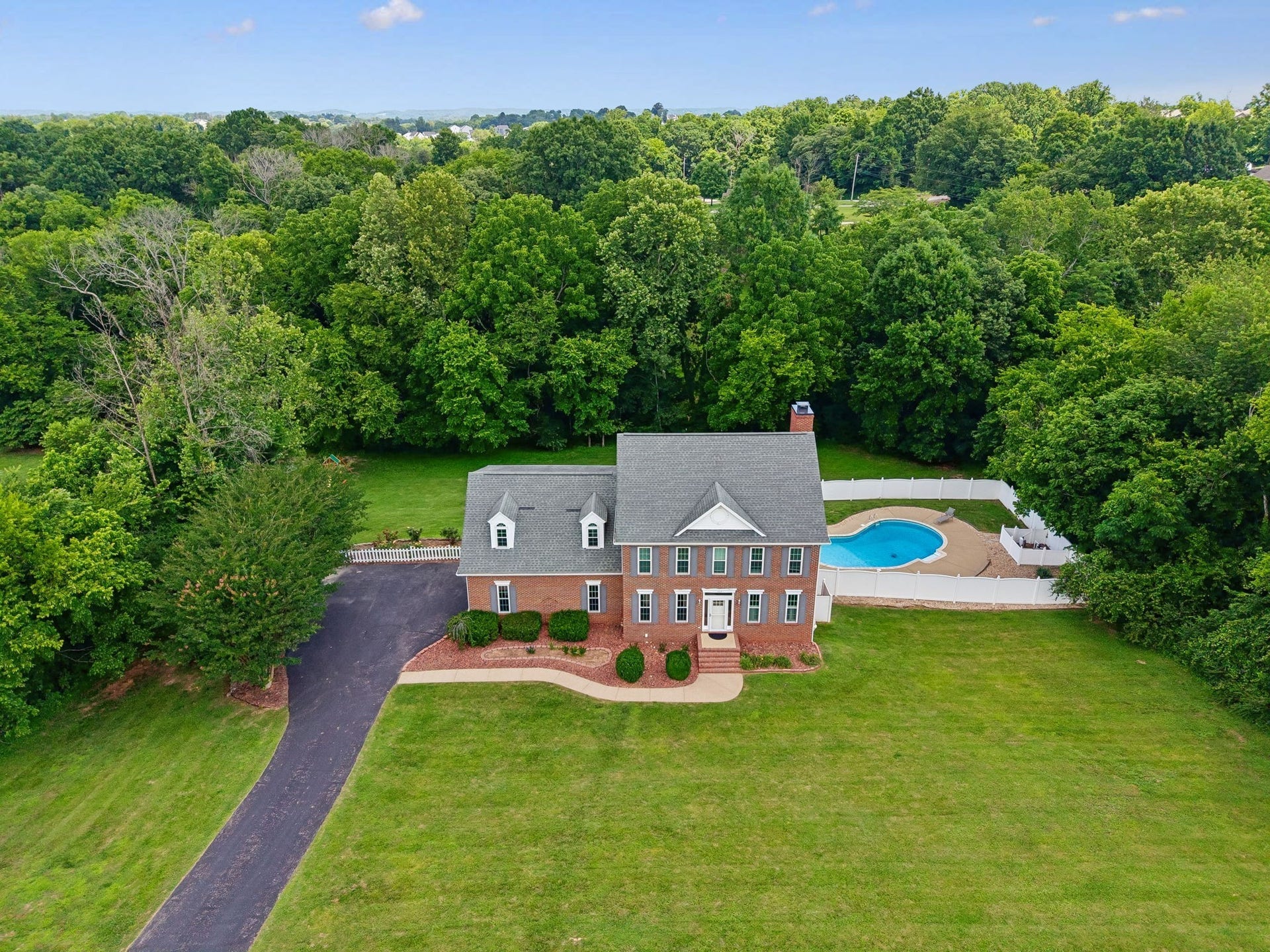1404 Brook Dr, Columbia, TN 38401 A rare North Columbia retreat! This 1.02-acre cul-de-sac lot, surrounded by mature trees for exceptional privacy. Enjoy expansive green space, a creek, a long driveway, and a fenced in-ground pool.
