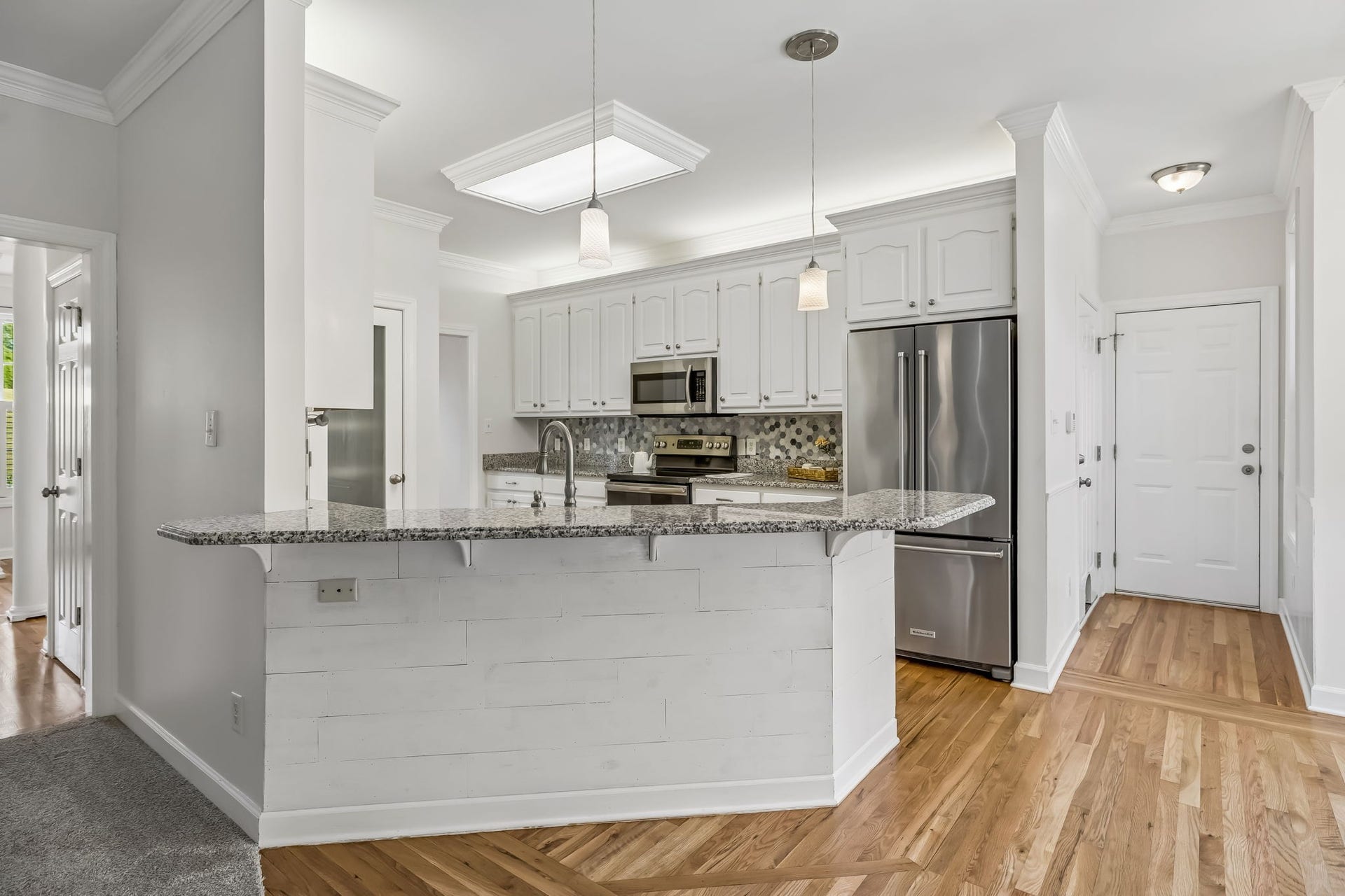 1404 Brook Dr, Columbia, TN 38401 Refrigerator conveys!