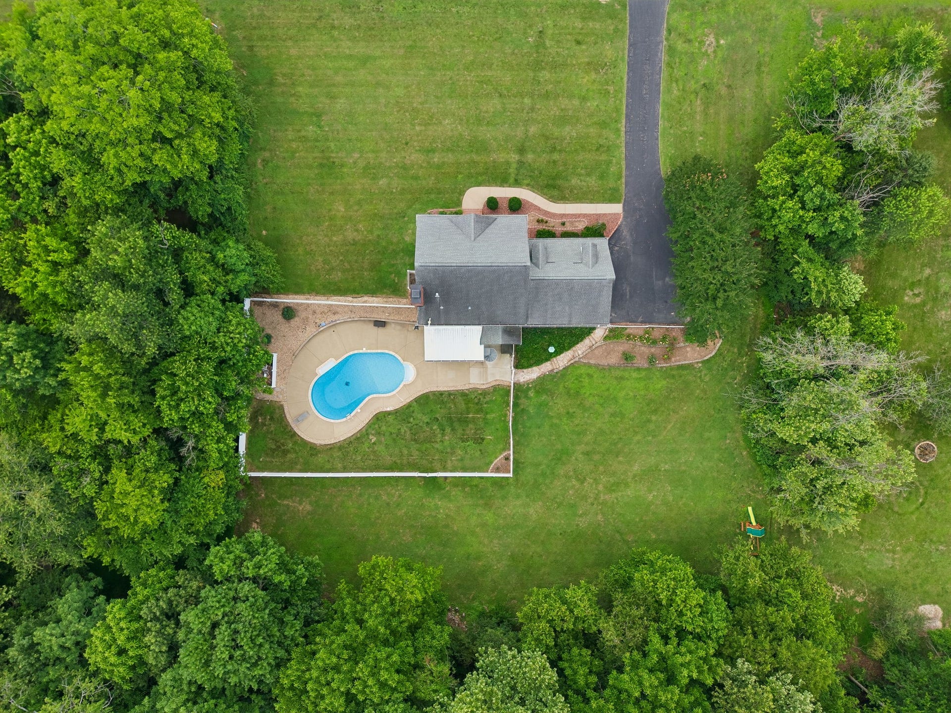 1404 Brook Dr, Columbia, TN 38401 1404 Brook Dr, Columbia, TN 38401