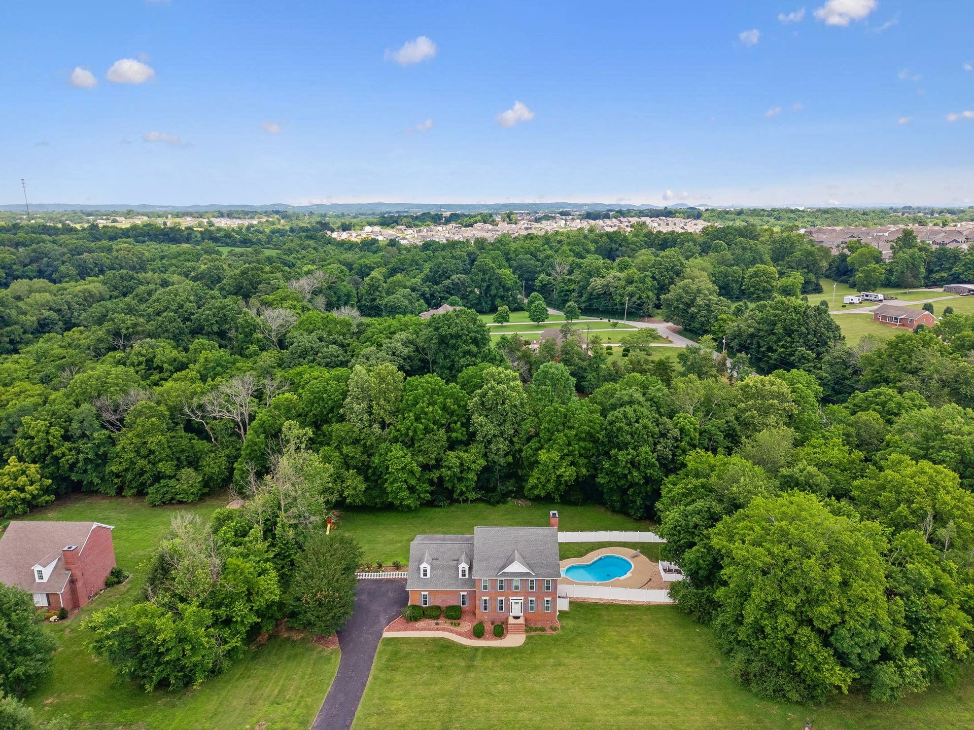 1404 Brook Dr, Columbia, TN 38401 1404 Brook Dr, Columbia, TN 38401