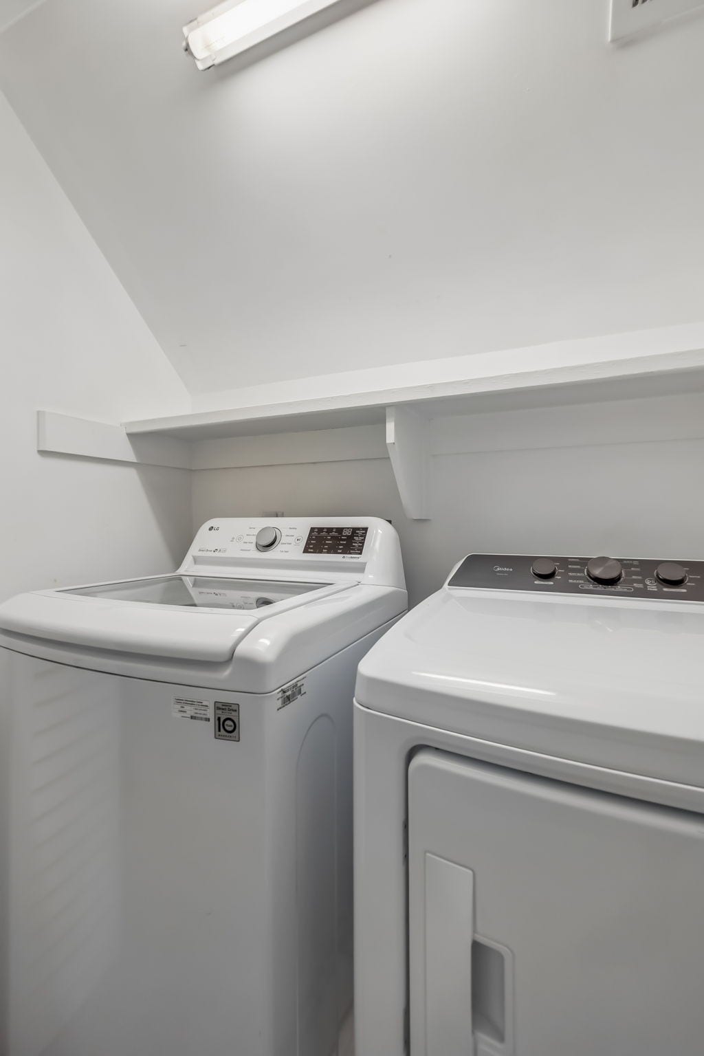 1404 Brook Dr, Columbia, TN 38401 Washer and dryer convey!