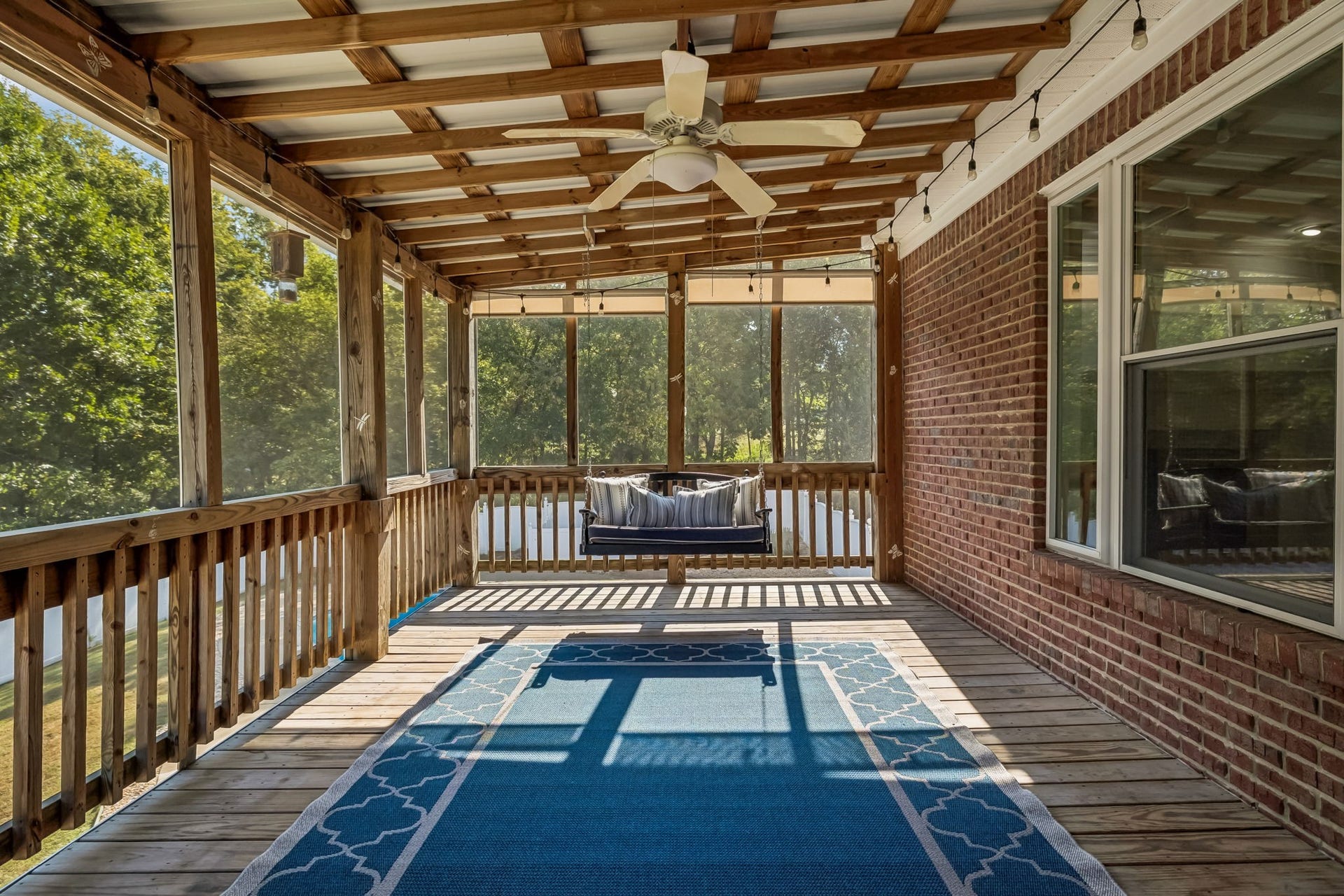 1404 Brook Dr, Columbia, TN 38401 Wonderful screened porch!!! Relax and enjoy your morning cup of coffee or an afternoon iced tea!