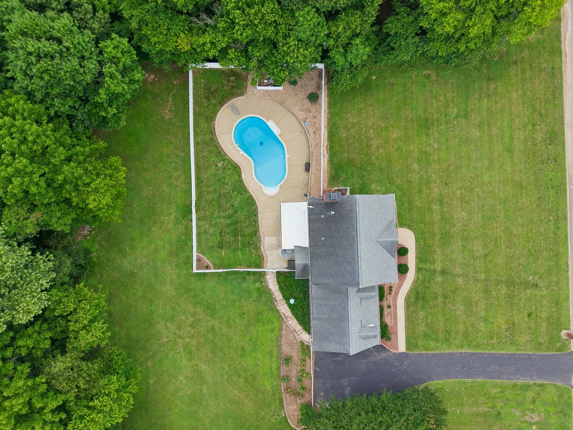 1404 Brook Dr, Columbia, TN 38401 1404 Brook Dr, Columbia, TN 38401