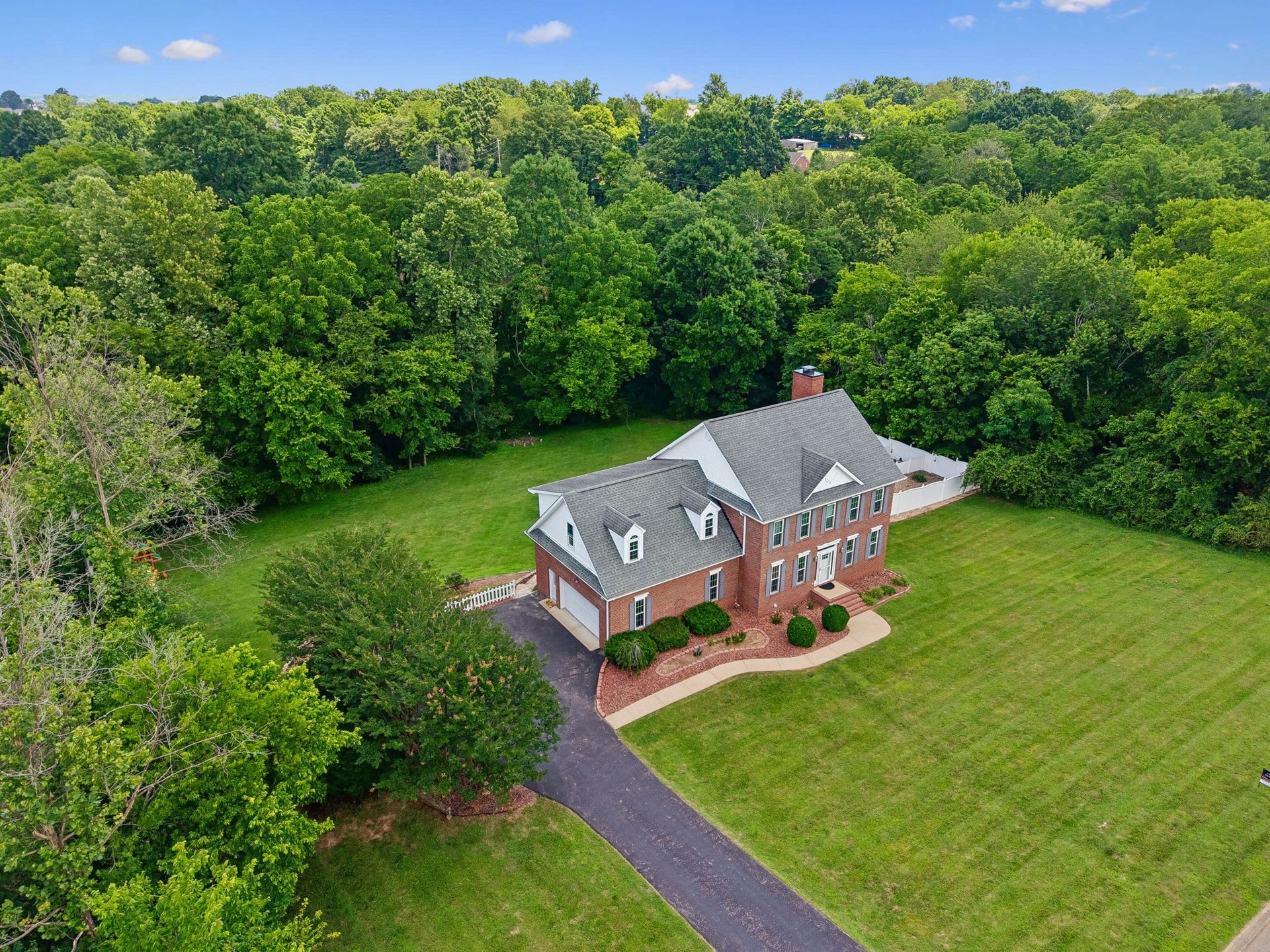 1404 Brook Dr, Columbia, TN 38401 1404 Brook Dr, Columbia, TN 38401