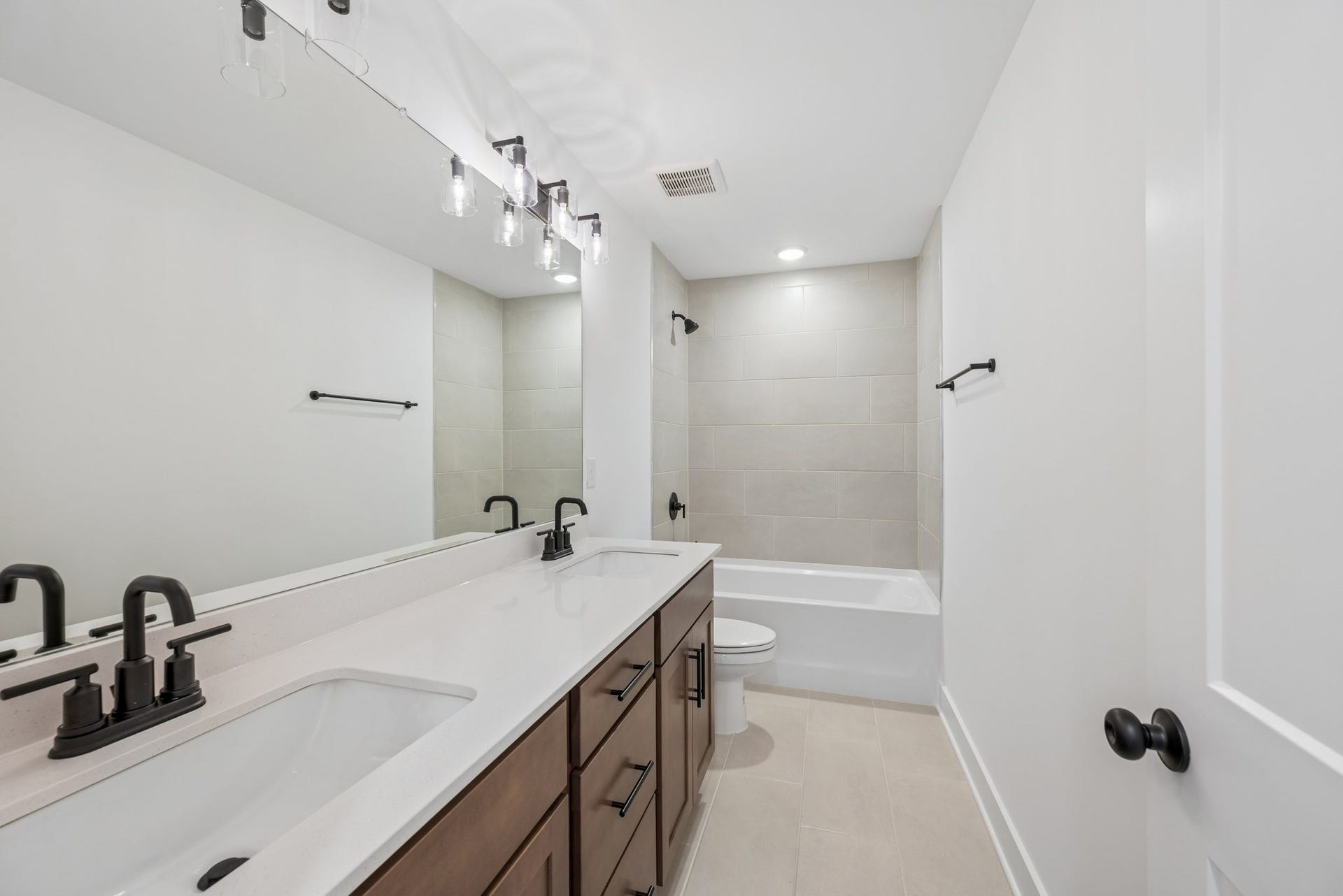 3204 Gravity Dr, Columbia, TN 38401 Bathroom
