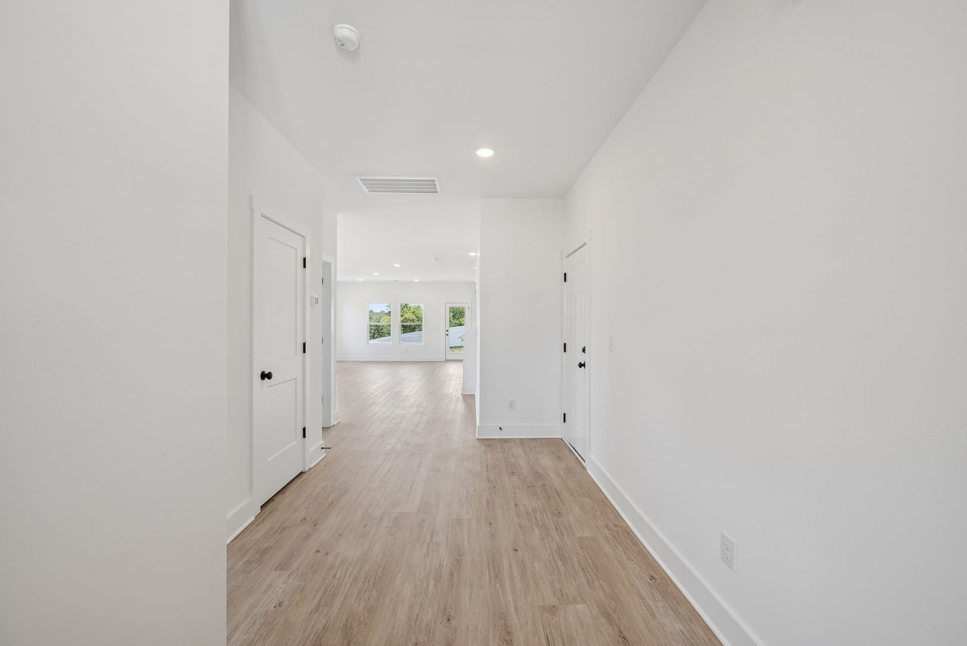 3204 Gravity Dr, Columbia, TN 38401 Entryway