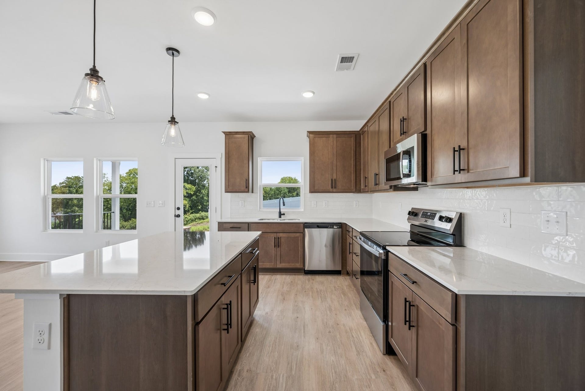 3204 Gravity Dr, Columbia, TN 38401 Kitchen