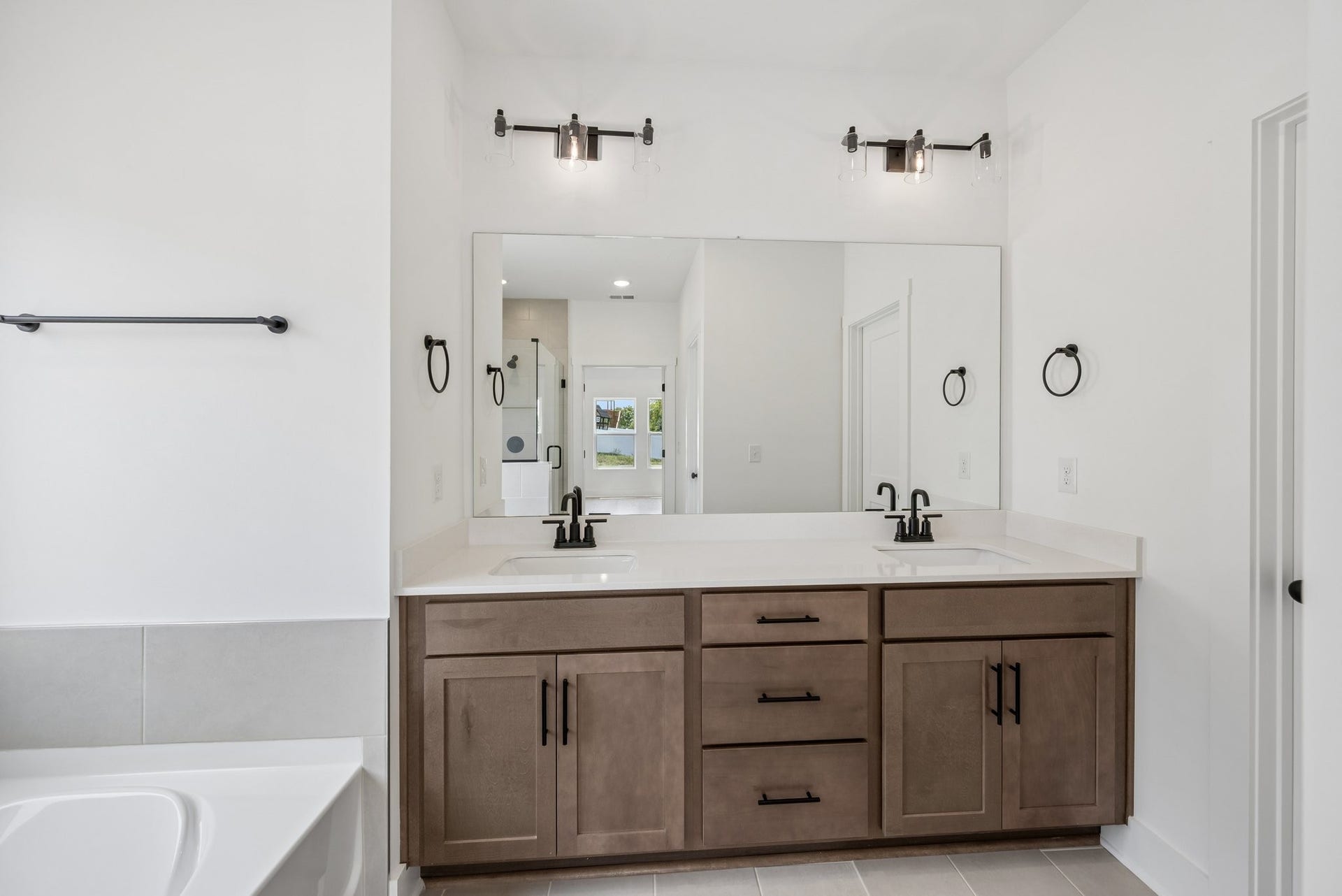 3204 Gravity Dr, Columbia, TN 38401 Primary Bathroom