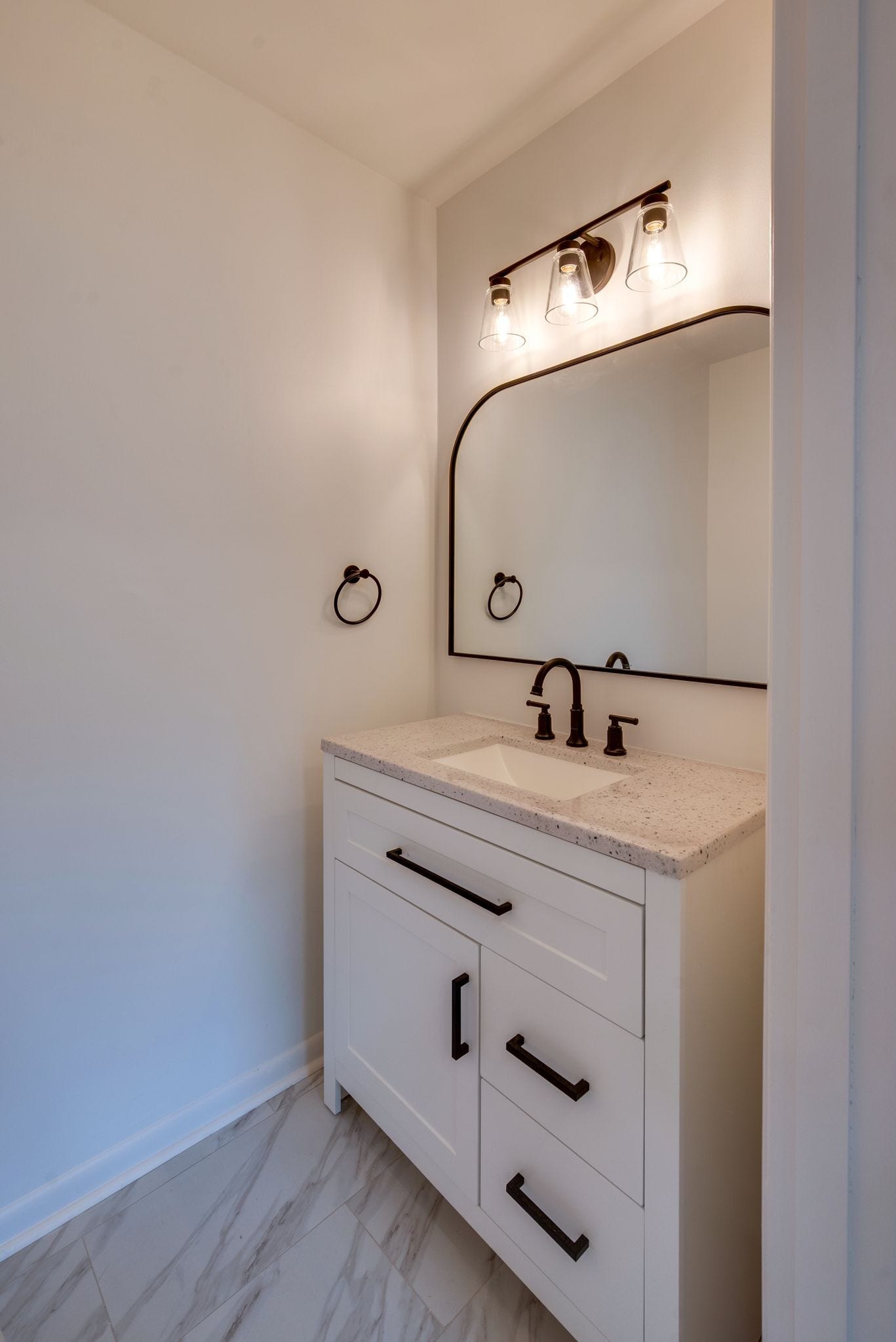 3234 Moorewood Dr, Nashville, TN 37207 Half bath in main bedroom