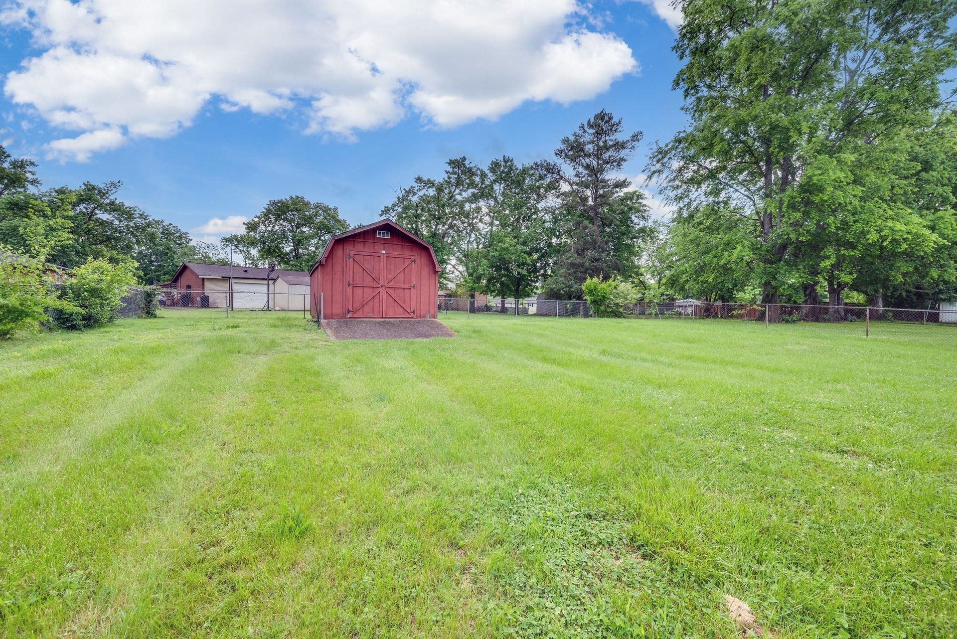 3234 Moorewood Dr, Nashville, TN 37207 Huge backyard with fence!